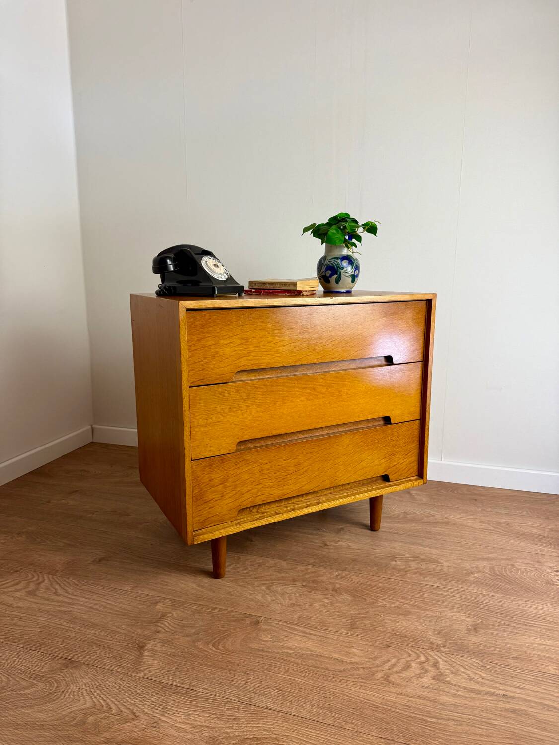 STAG English chest of drawers