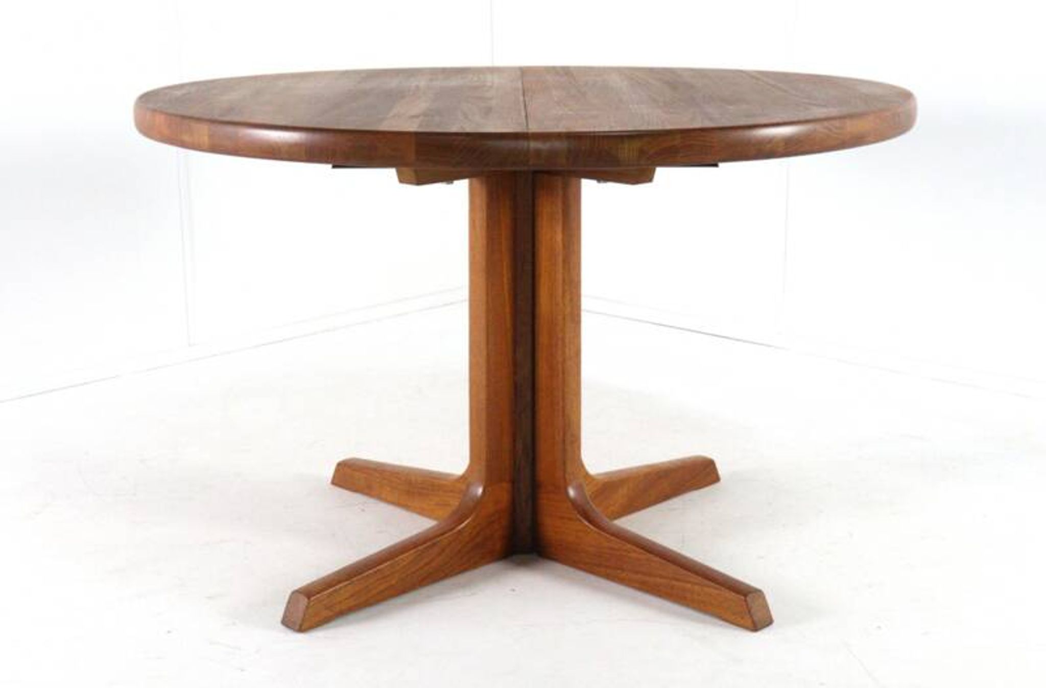 Gudme round extendable dining table 'Nabbe'
