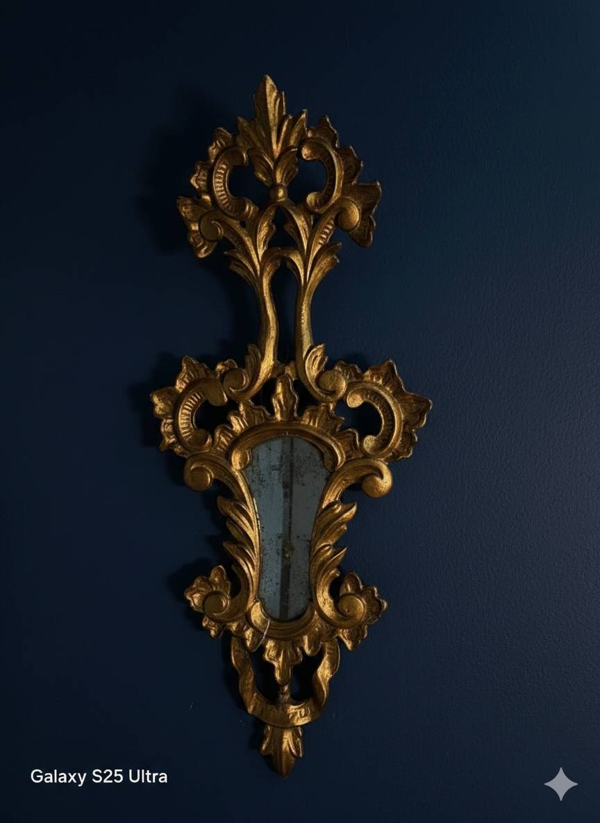 Italian mirror in gilded wood with gold leaf from the 18th century.