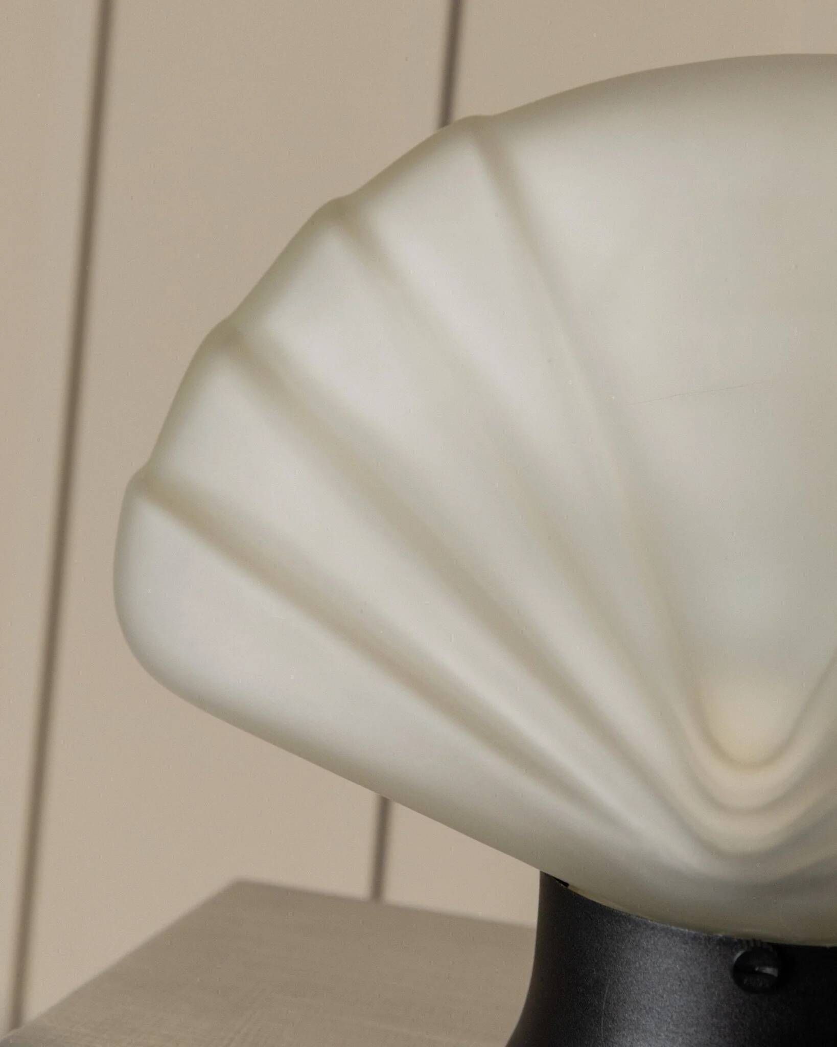 Opaline white Murano glass shell lamp with black metal base – 1980s Italian Memphis-inspired design