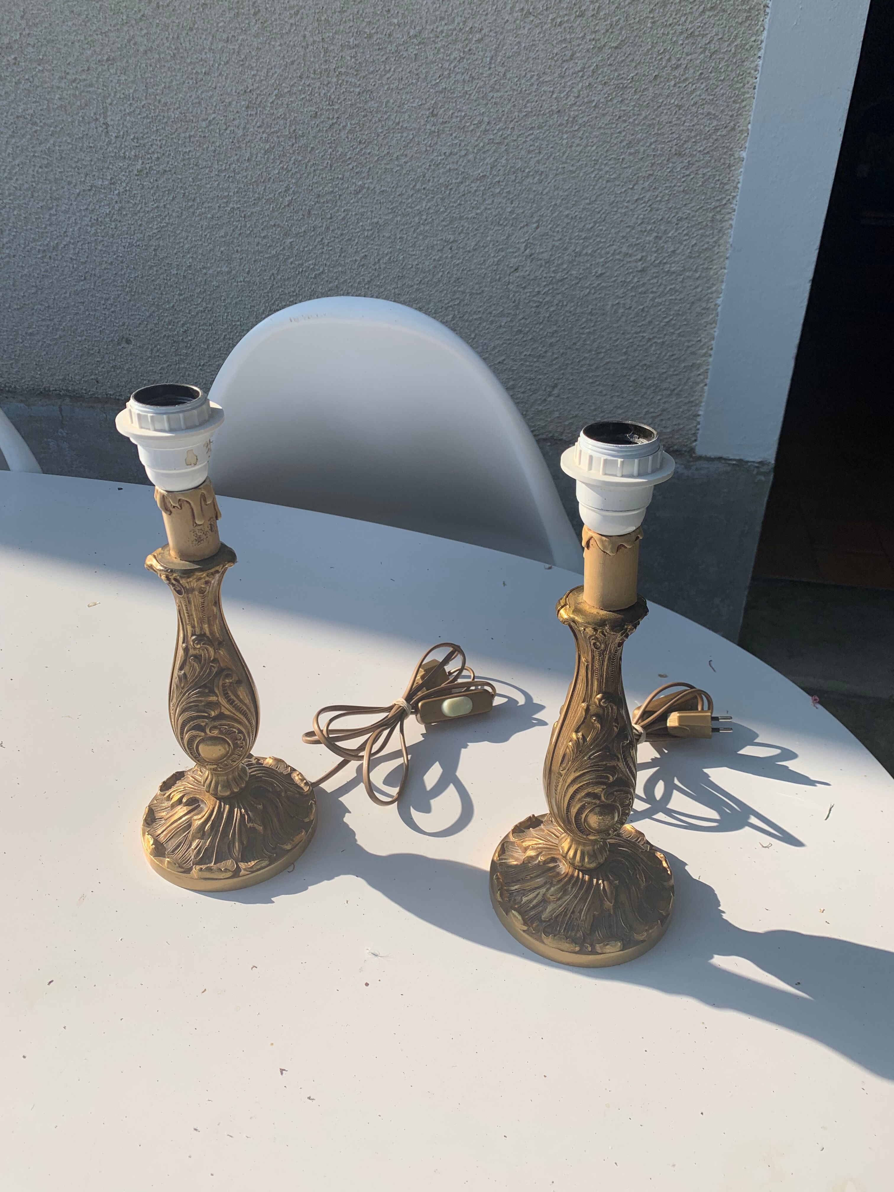 Pair of table lamps in chiseled brass vintage foliage pattern