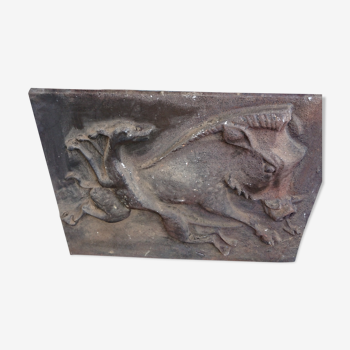 Fireplace plate depicting a wild boar and a dog