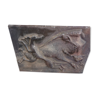 Fireplace plate depicting a wild boar and a dog