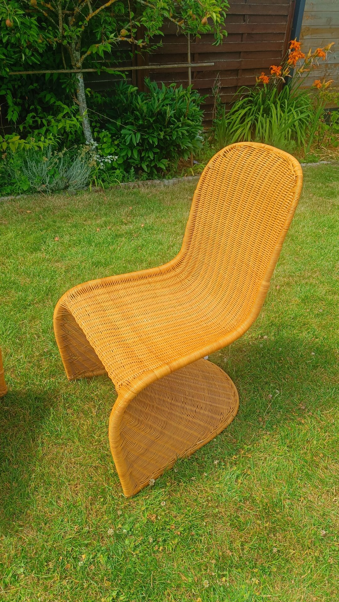 Vintage rattan chairs – cantilever design in the style of Panton – 1970s
