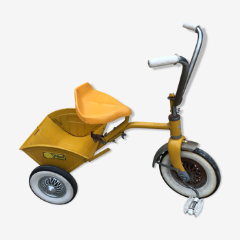 Tricycle jaune  avec godet rabattable