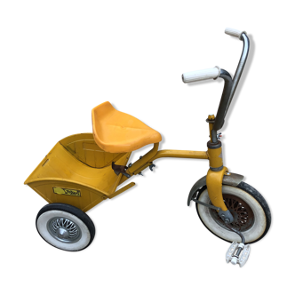 Tricycle jaune  avec godet rabattable