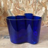 Vase Savoy bleu cobalt par Alvar Aalto , numéroté et signé 1989