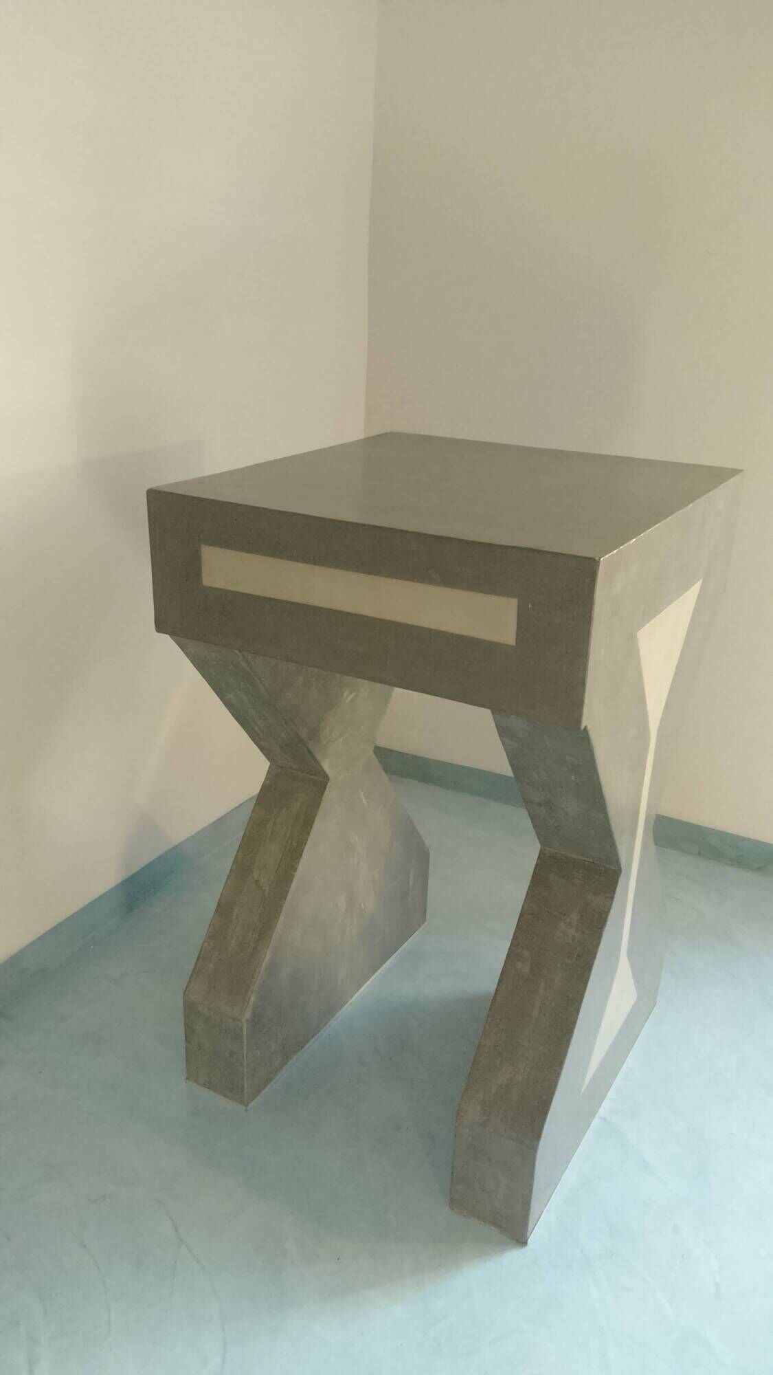 Pedestal / High side table in polished concrete – Unique artisan piece.