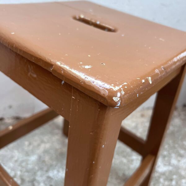 Tabouret d’atelier bois chocolat au lait