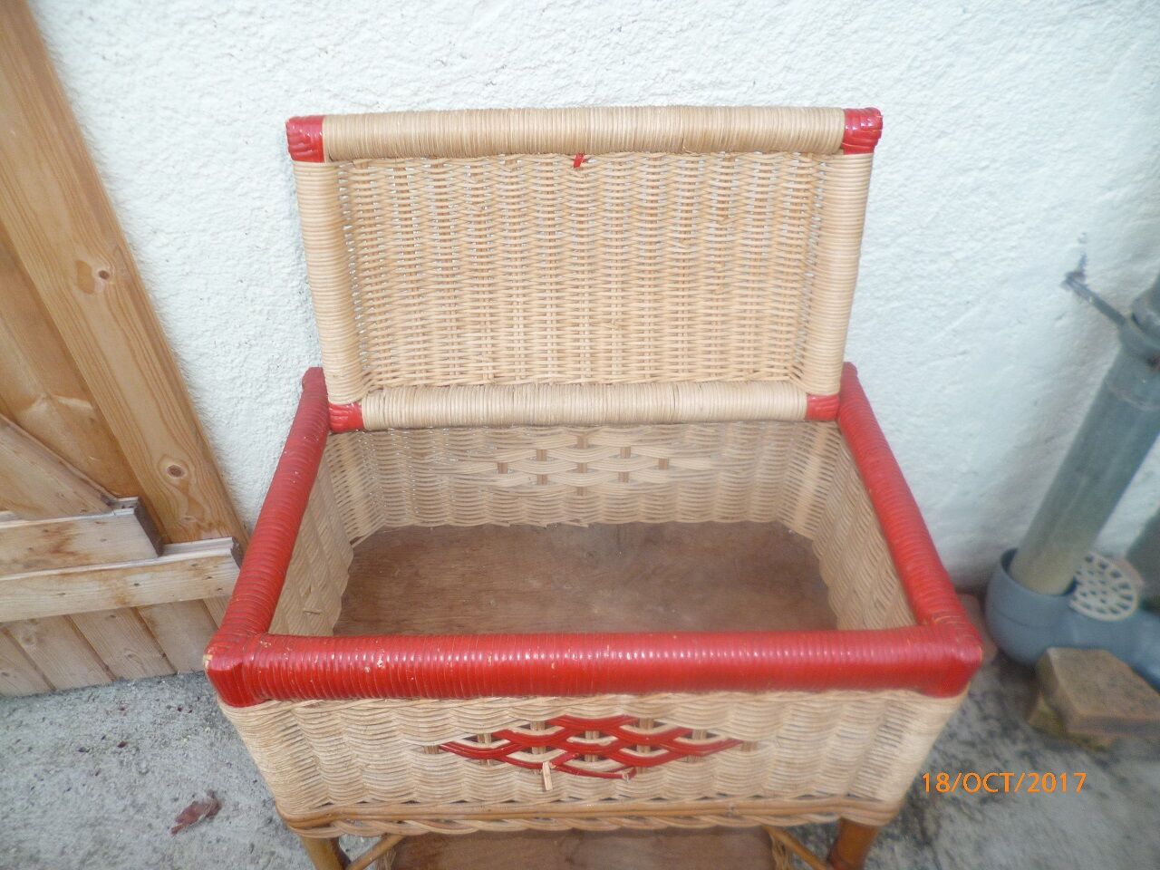 Worker in wicker and rattan scoubidou of the 1960s