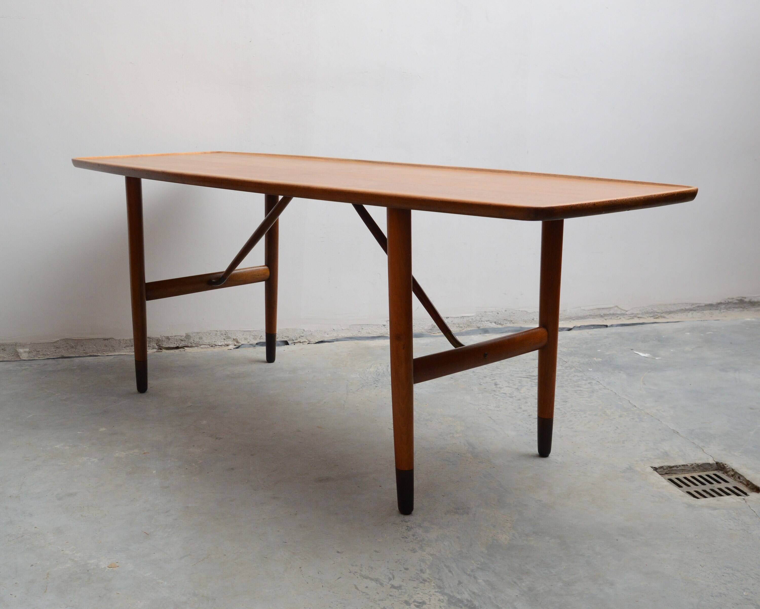 Table basse Anton Kildeberg (attr.), noyer et laiton, Danemark années 5060