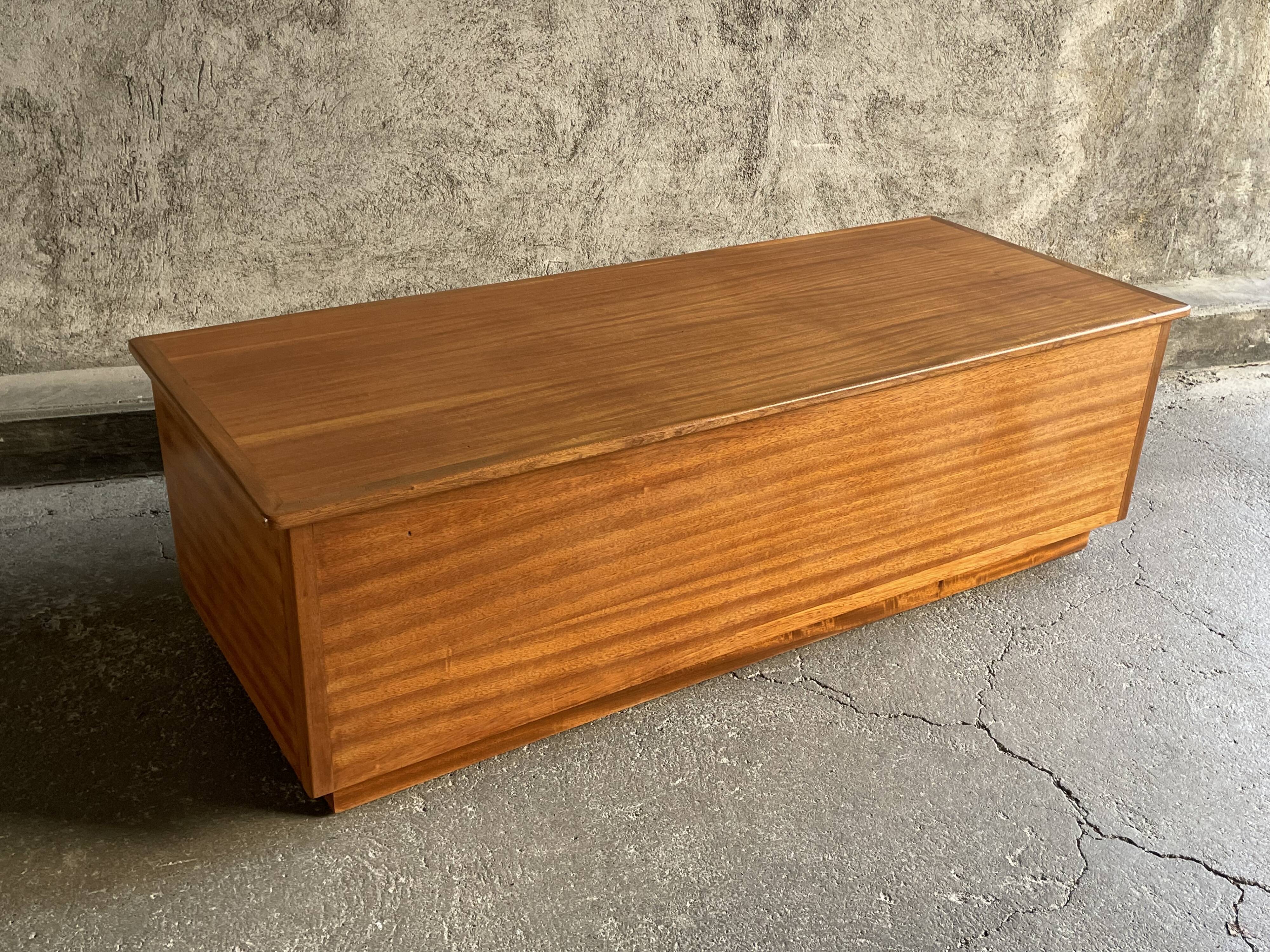 Coffre en bois exotique, 1960s