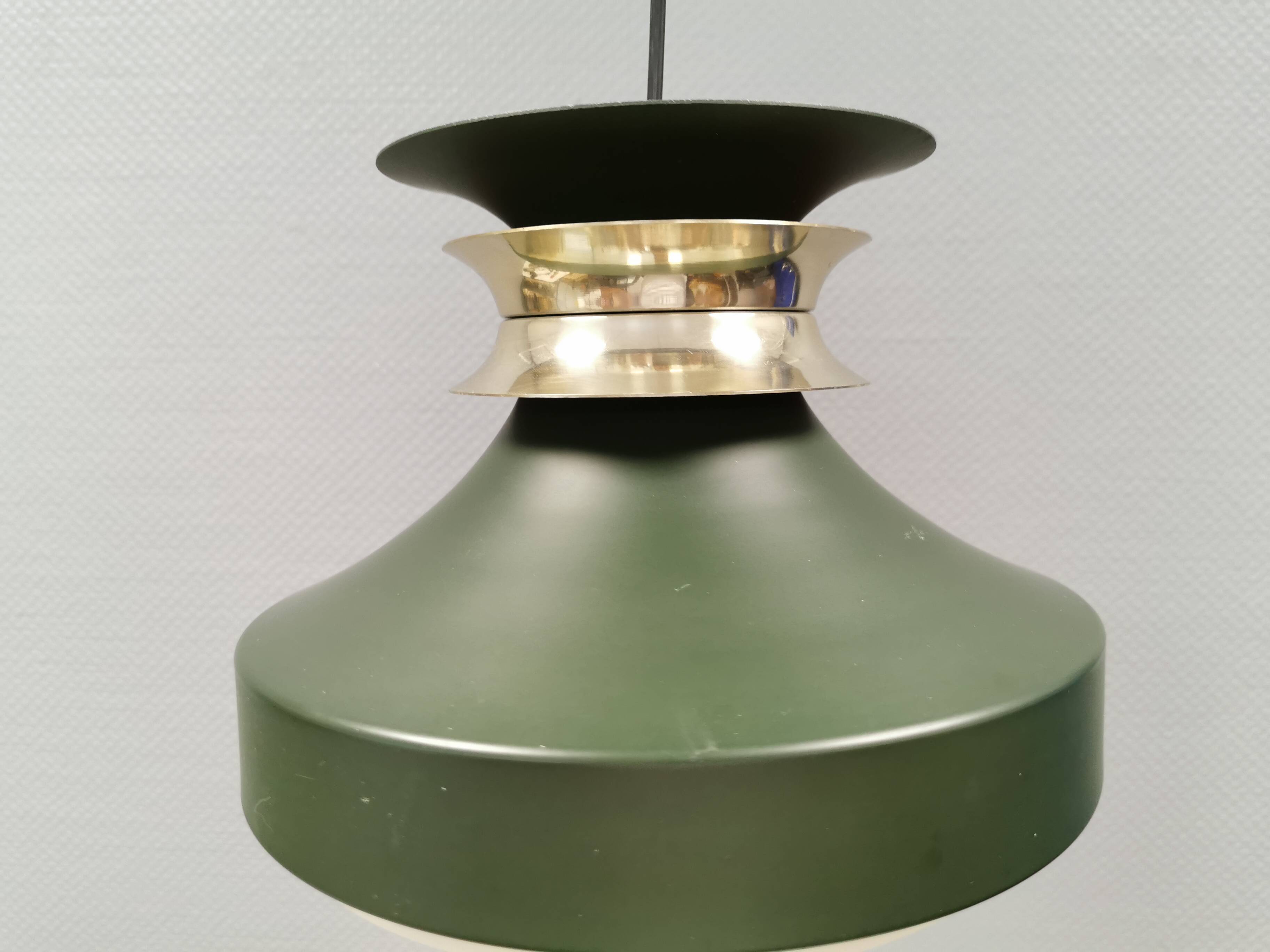 Hanging lamp in green lacquered metal with golden “ring” and bottom grille.
