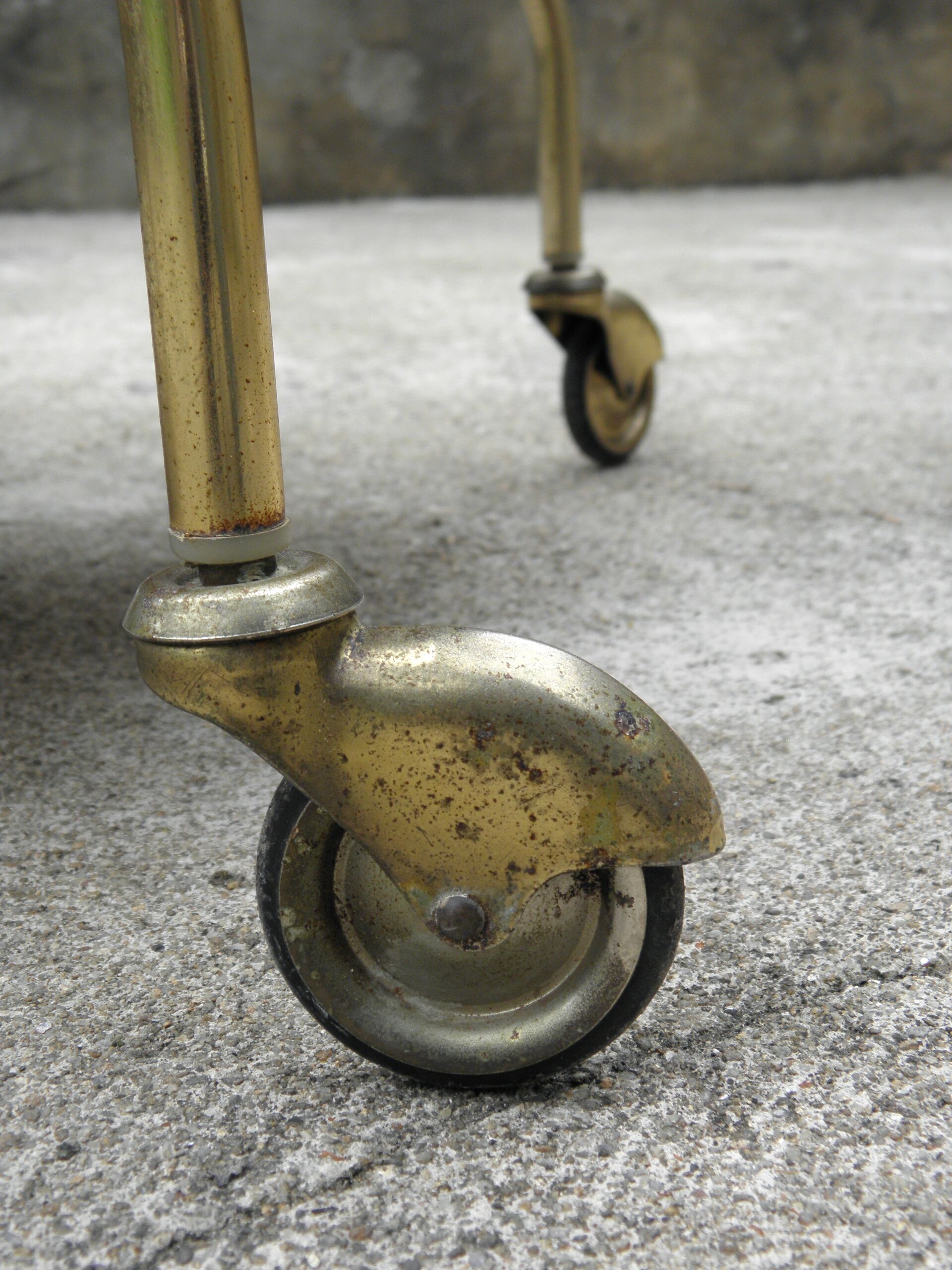 Rolling dessert in gold metal