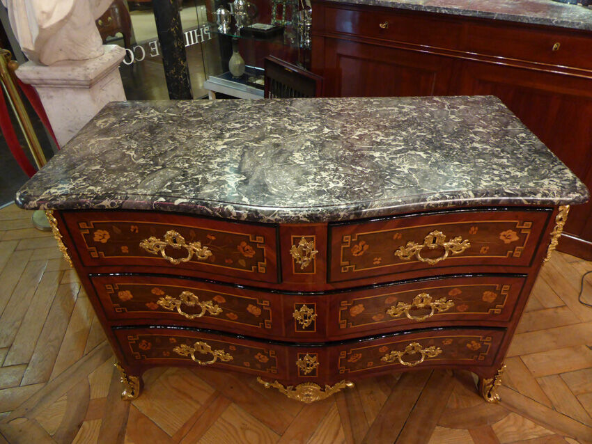 Flowers 18th century marquetry curved Dresser