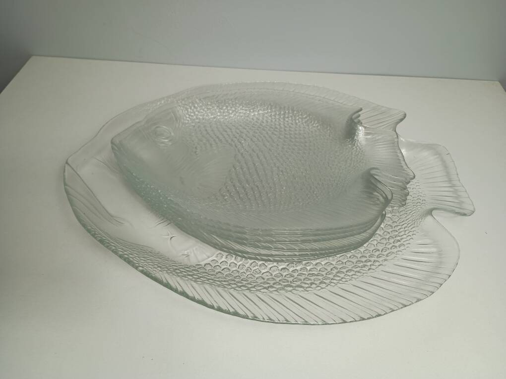 Flat set and 6 Arcoroc fish plates from the 80s.