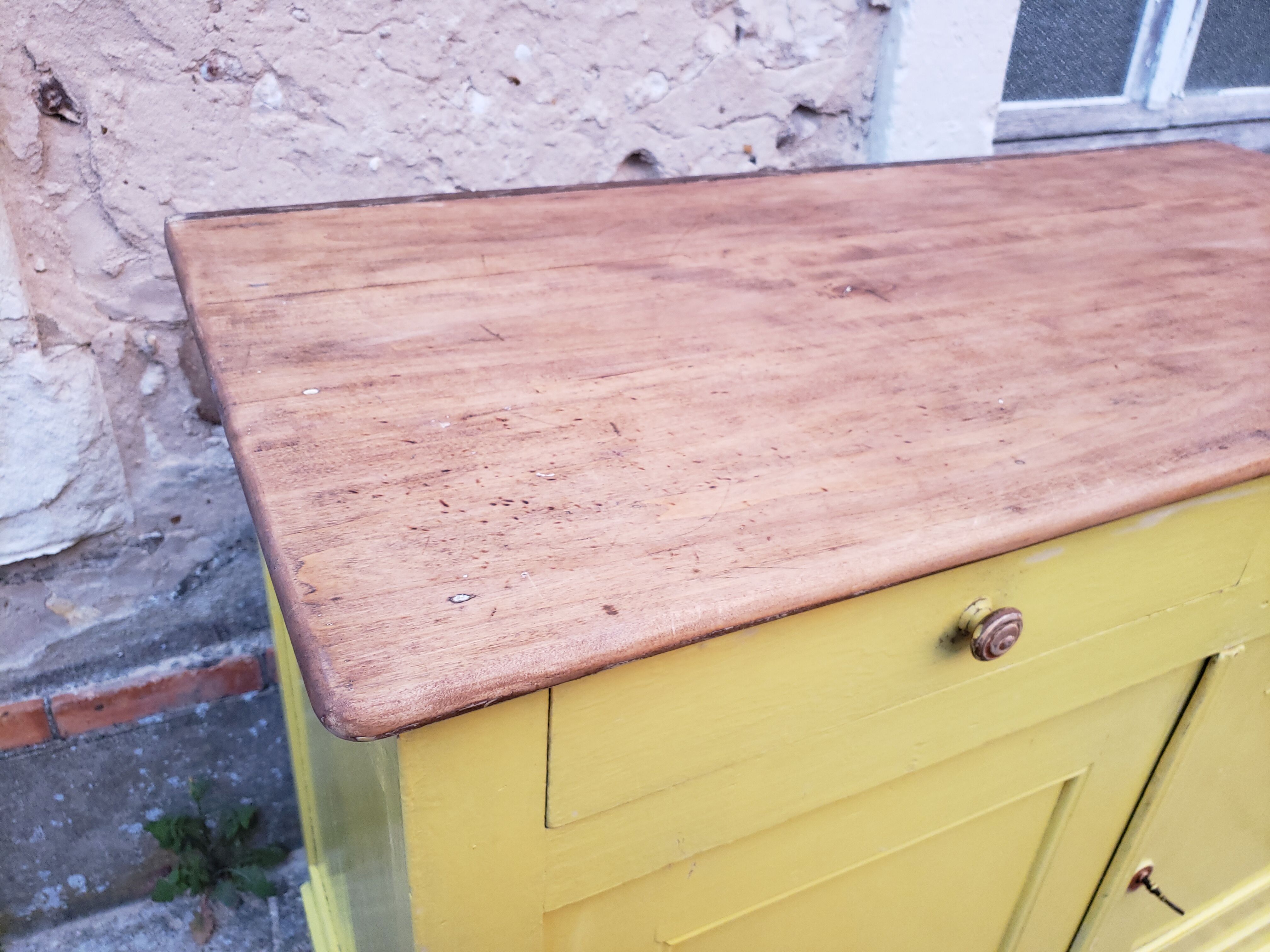 Lemon yellow country buffet