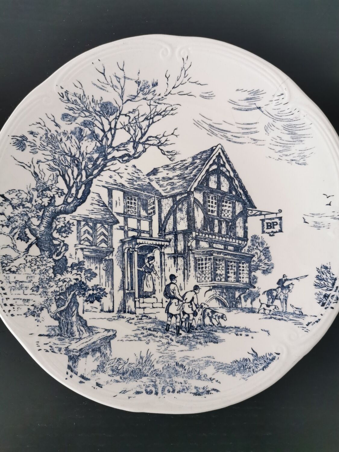 Decorative plate from Gien maison chasse