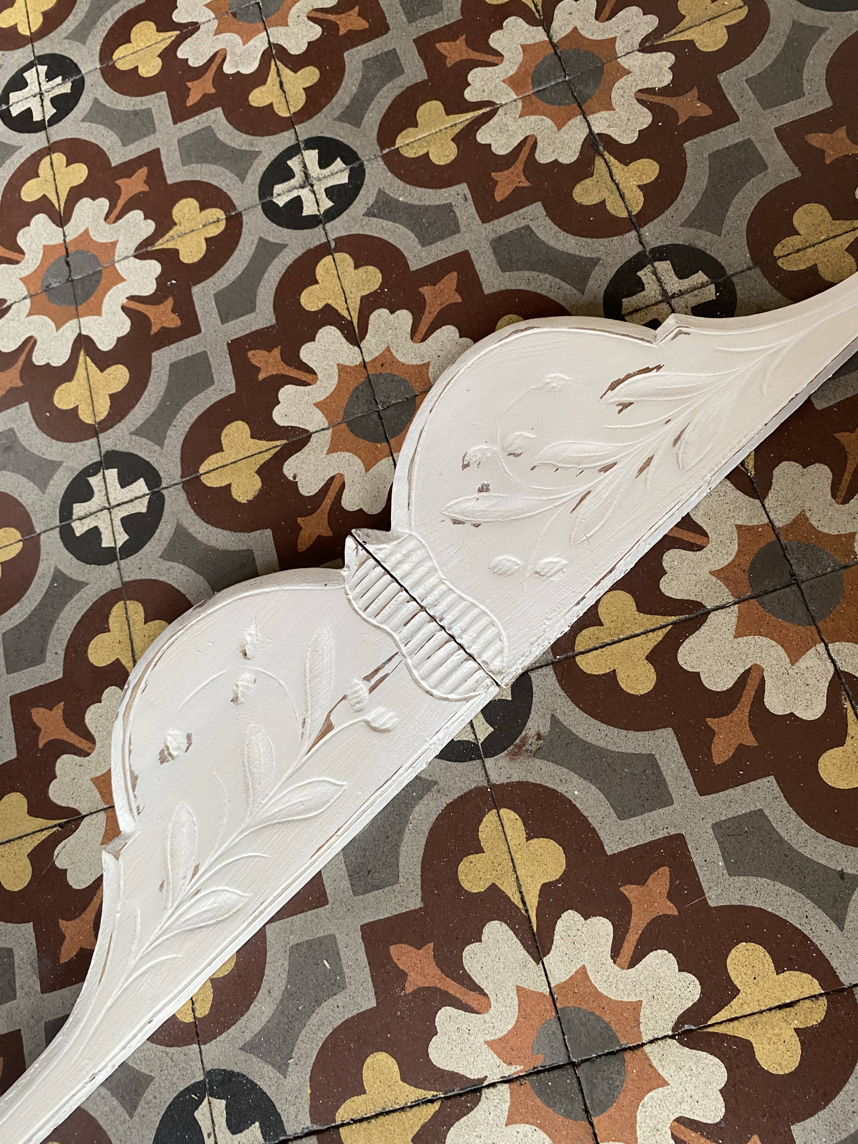 Fronton en bois patiné blanc.