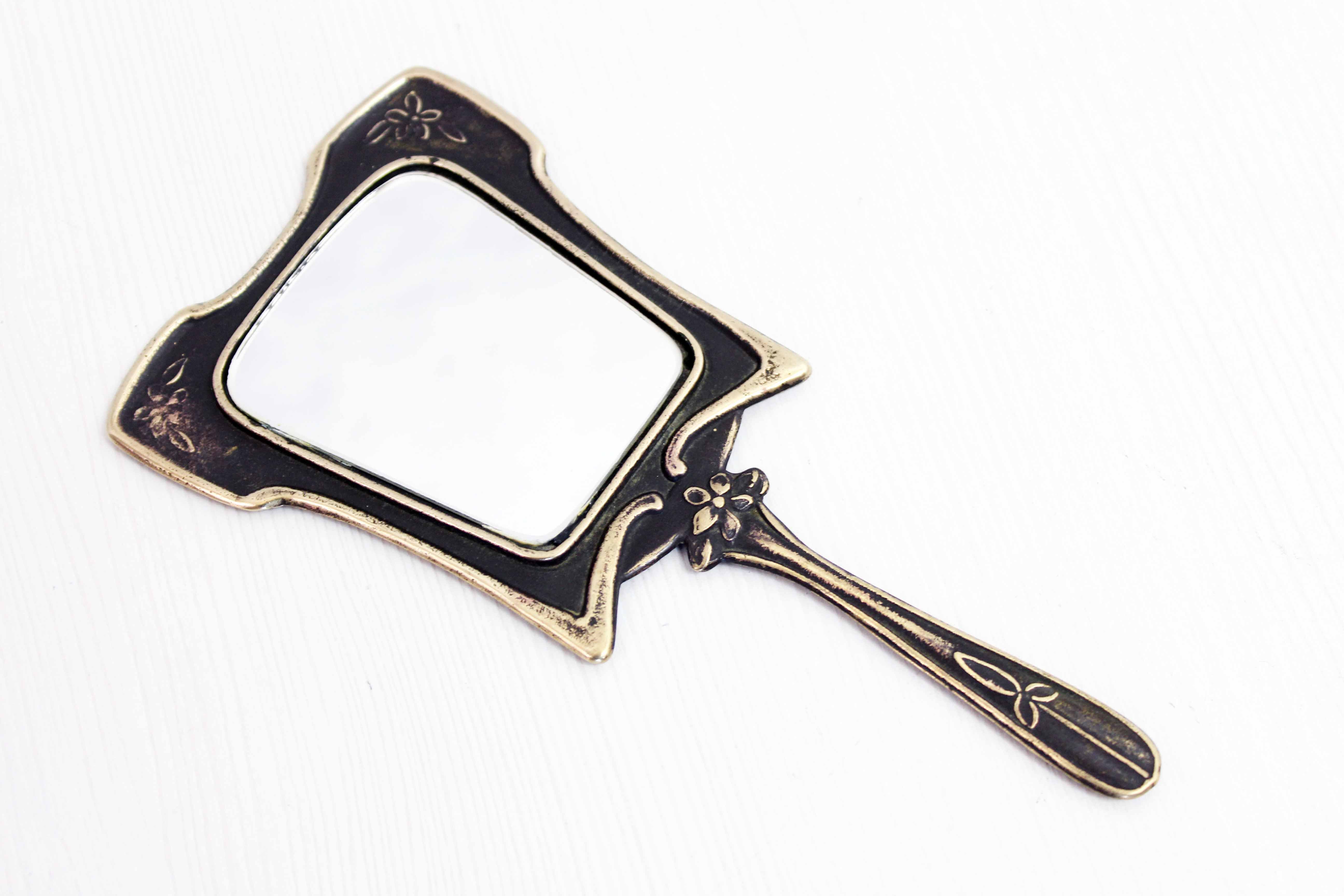 Art Deco hand mirror in bronze 8x17cm