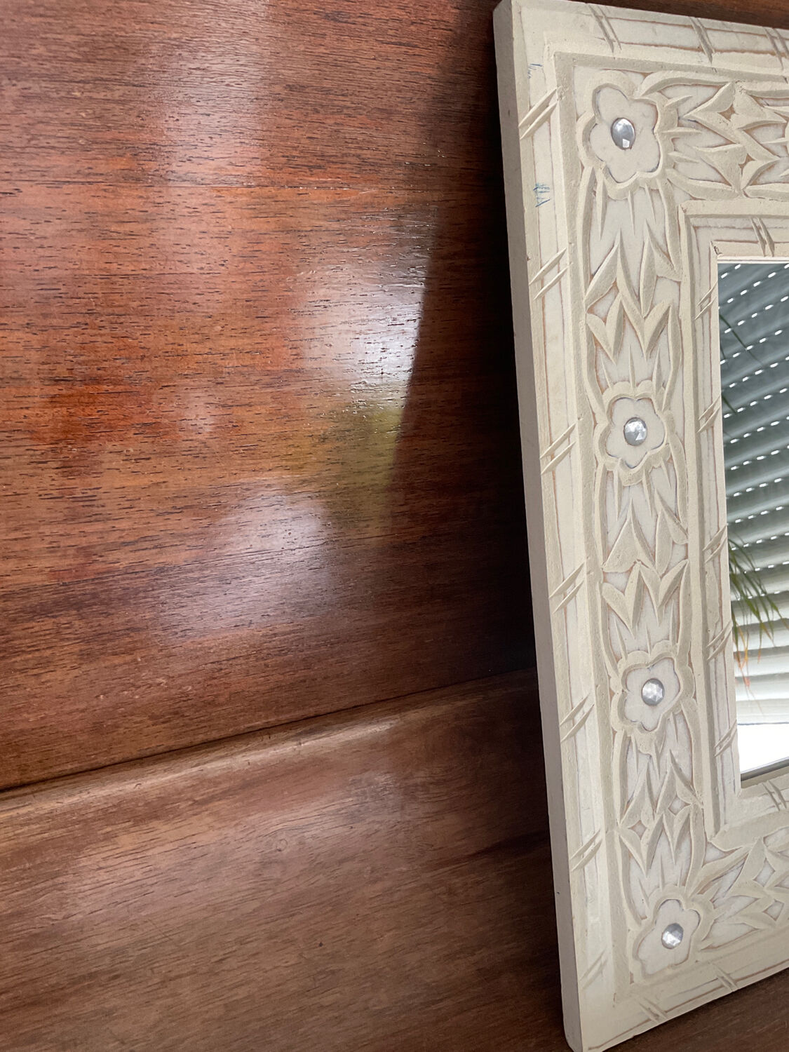 Miroir en bois sculpté