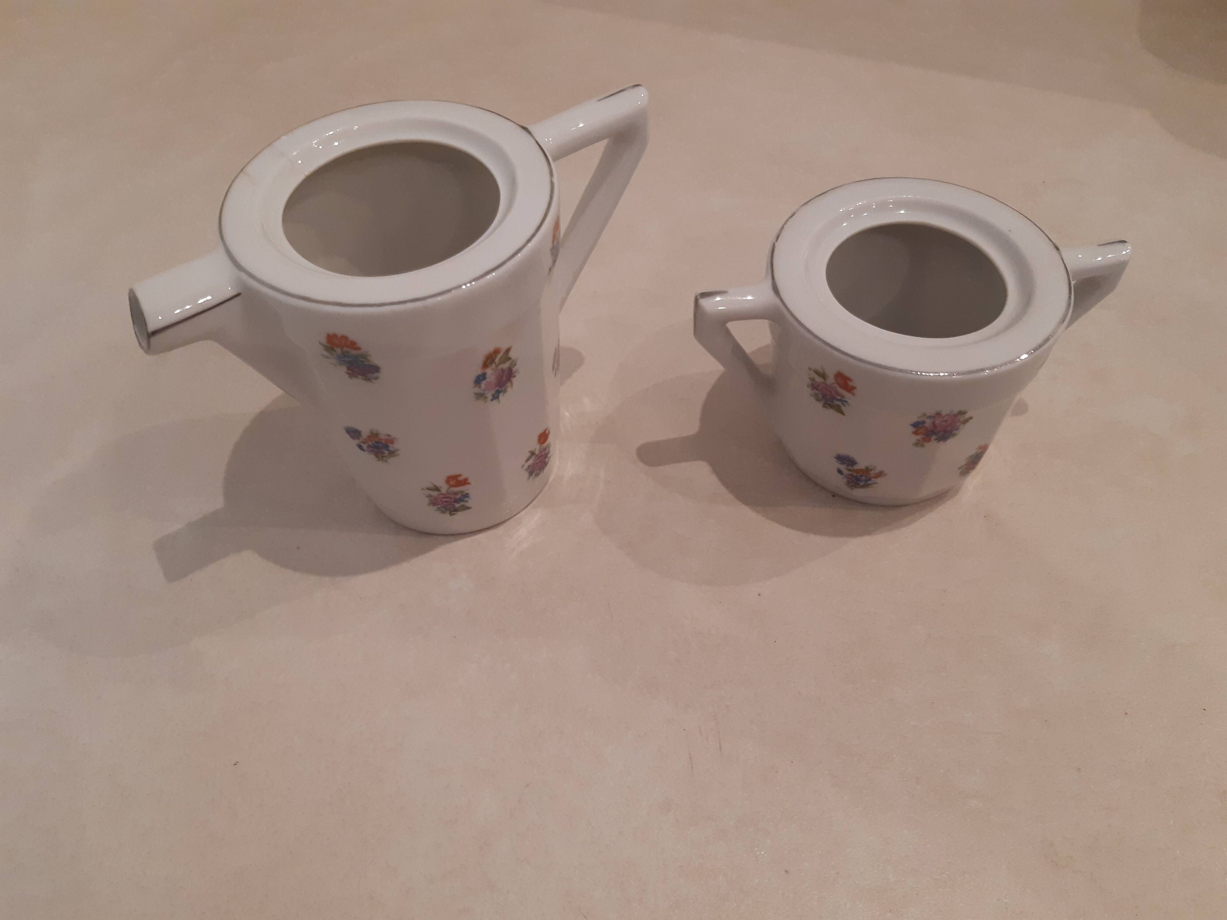 Large milk jug and sugar bowl from the 1930s, decorated with a bouquet of flowers. Silver thread.