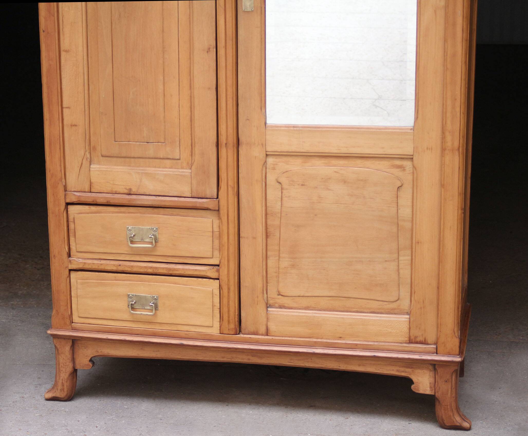 Art Nouveau wardrobe in blond wood with beveled mirror (circa 1909).