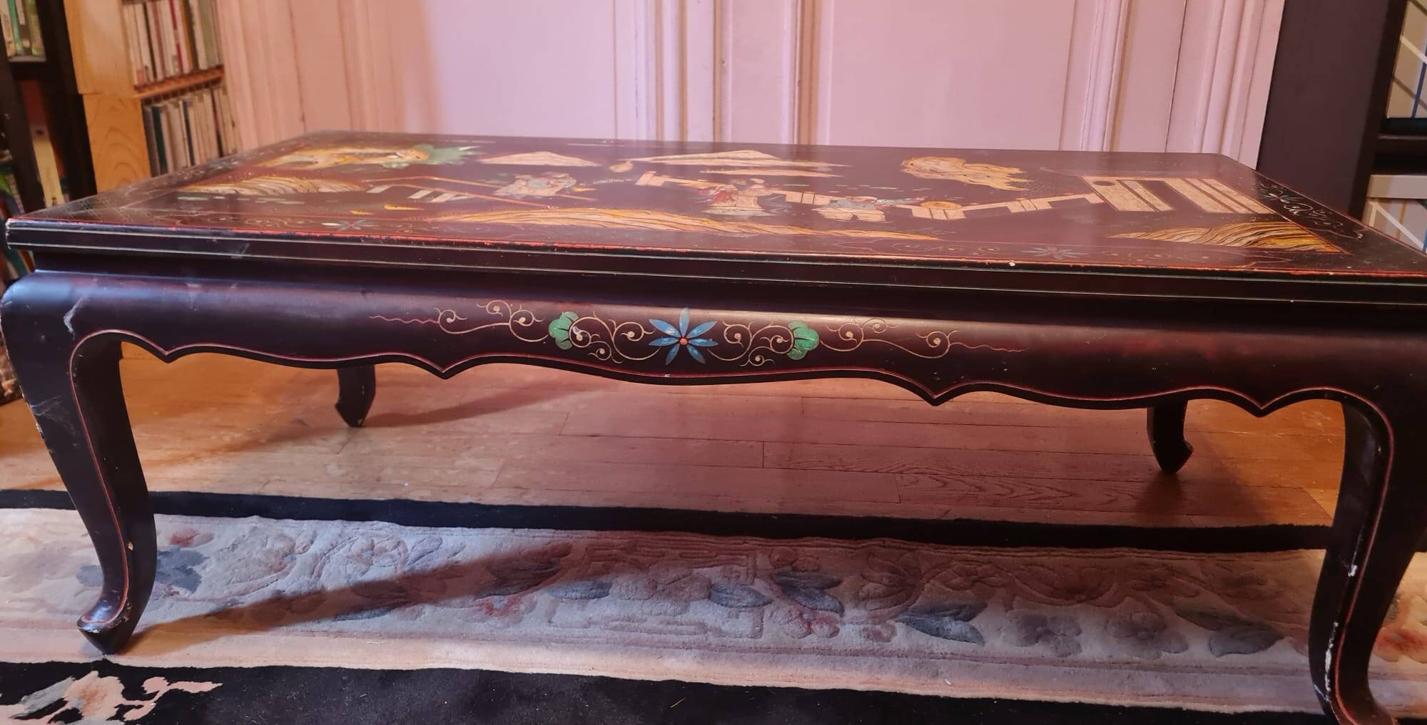 Chinese black lacquer coffee table with figurative decoration – Coromandel style – 20th century.