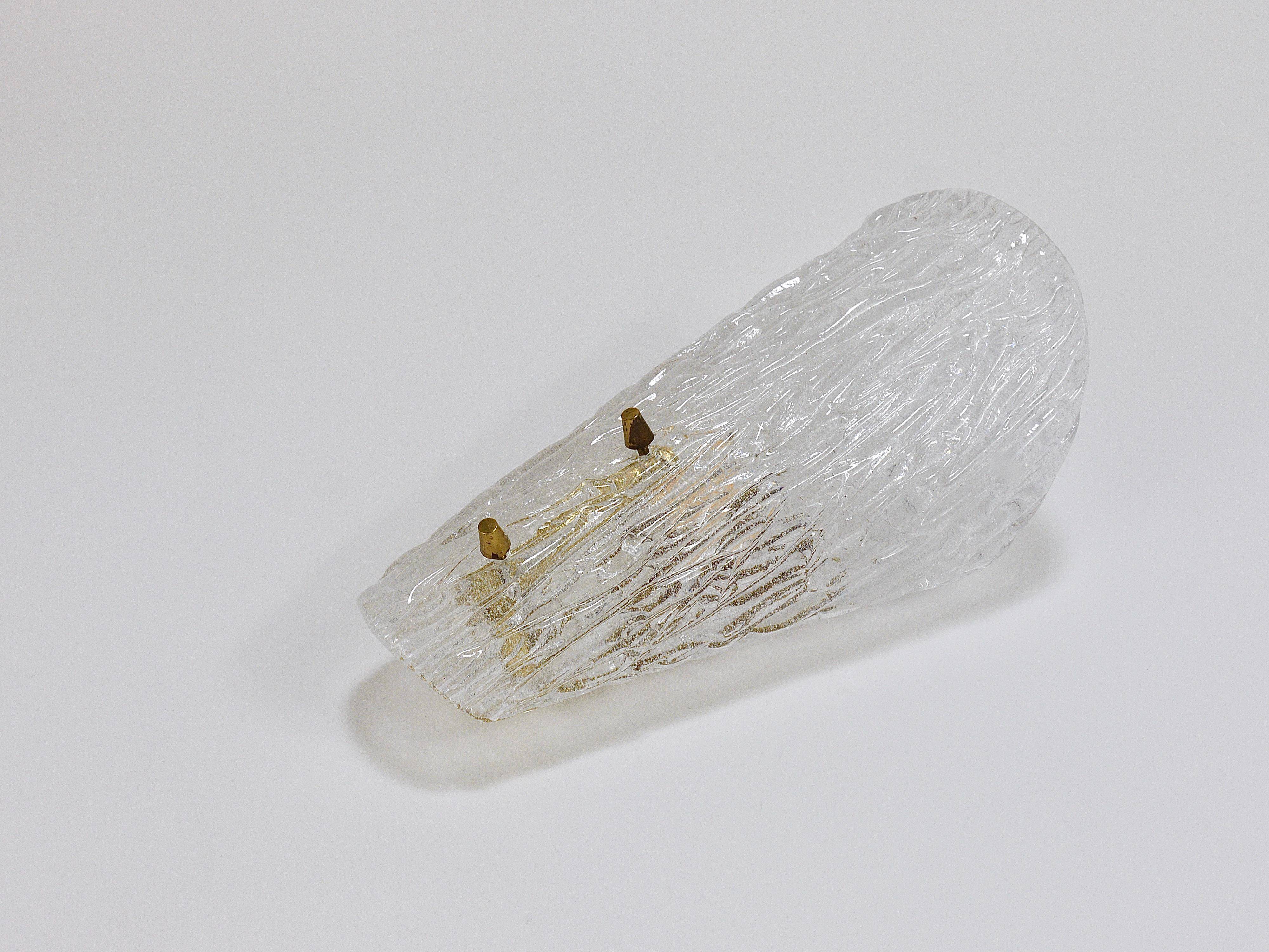 A mid-century Kalmar wall lamp in brass and textured glass, Austria, 1950s.