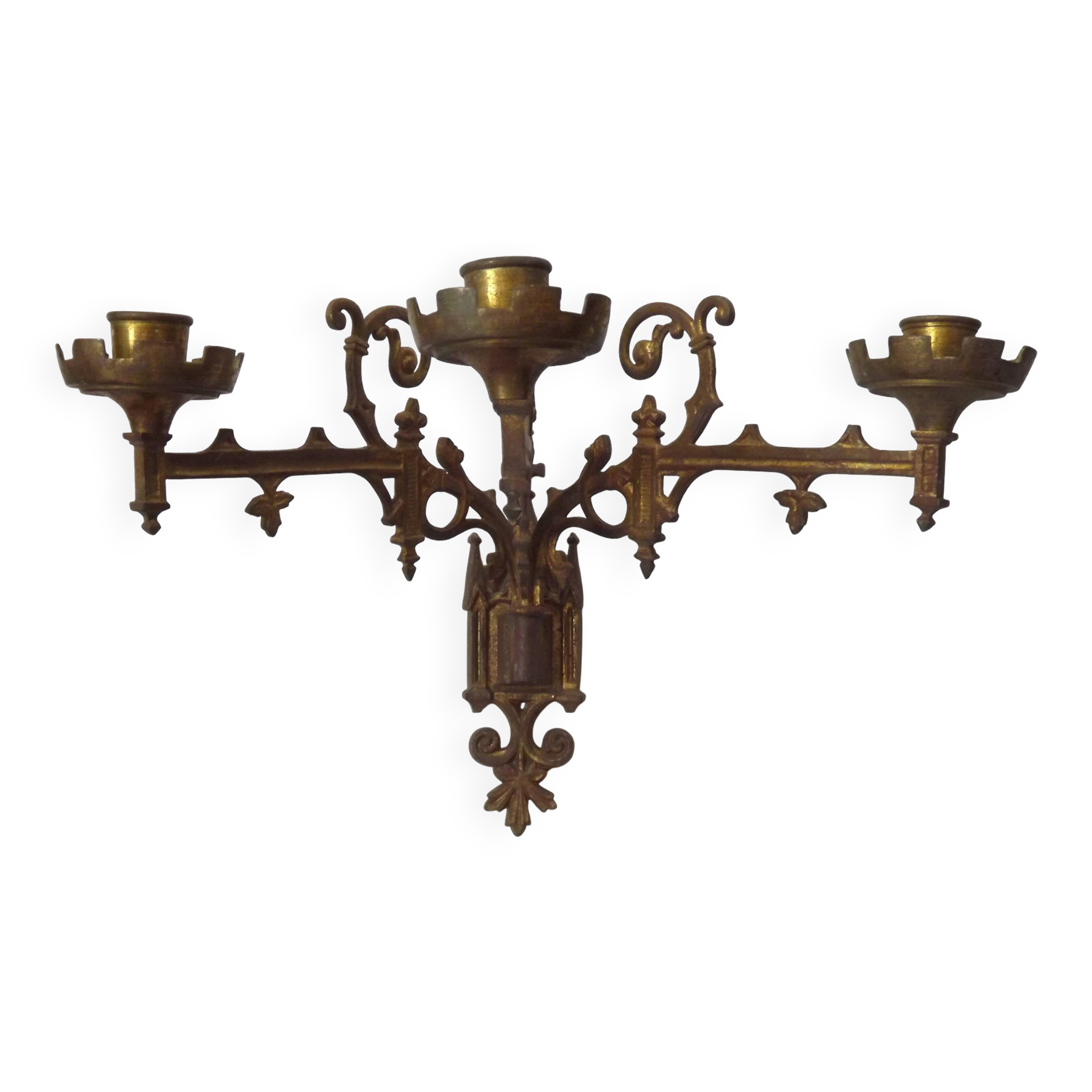 Ensemble élégant de trois appliques murales en bronze doré de style gothique français.