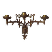 Ensemble élégant de trois appliques murales en bronze doré de style gothique français.