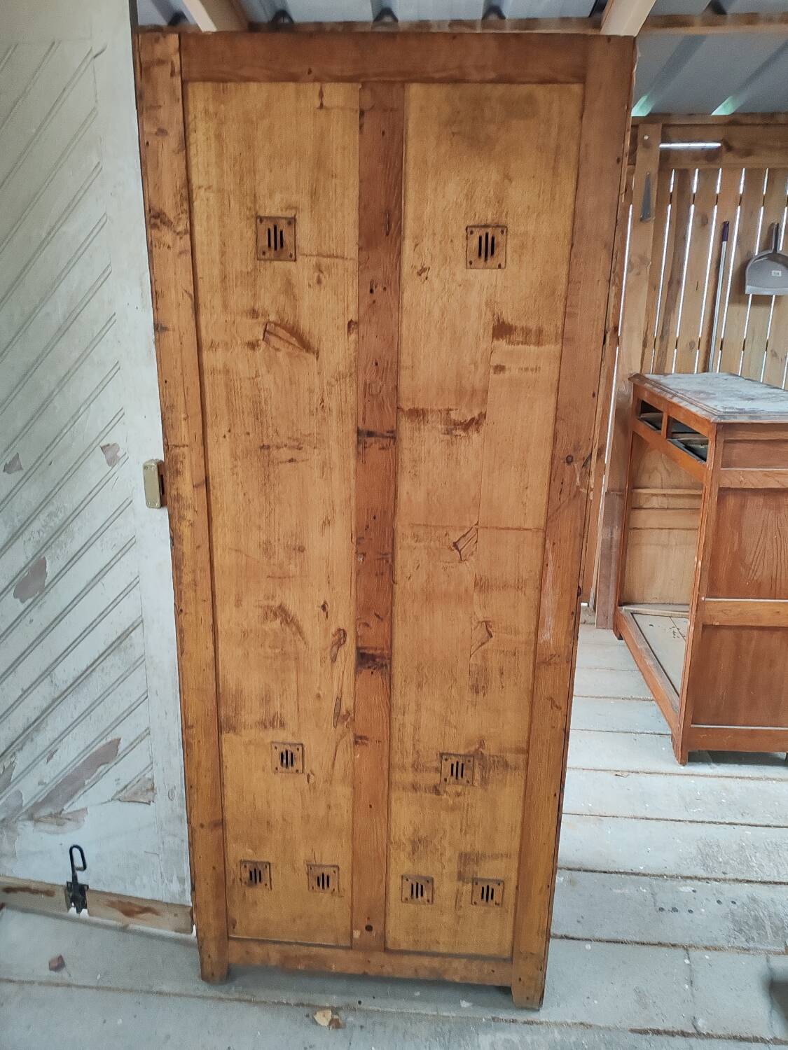 Armoire vestiaire en bois