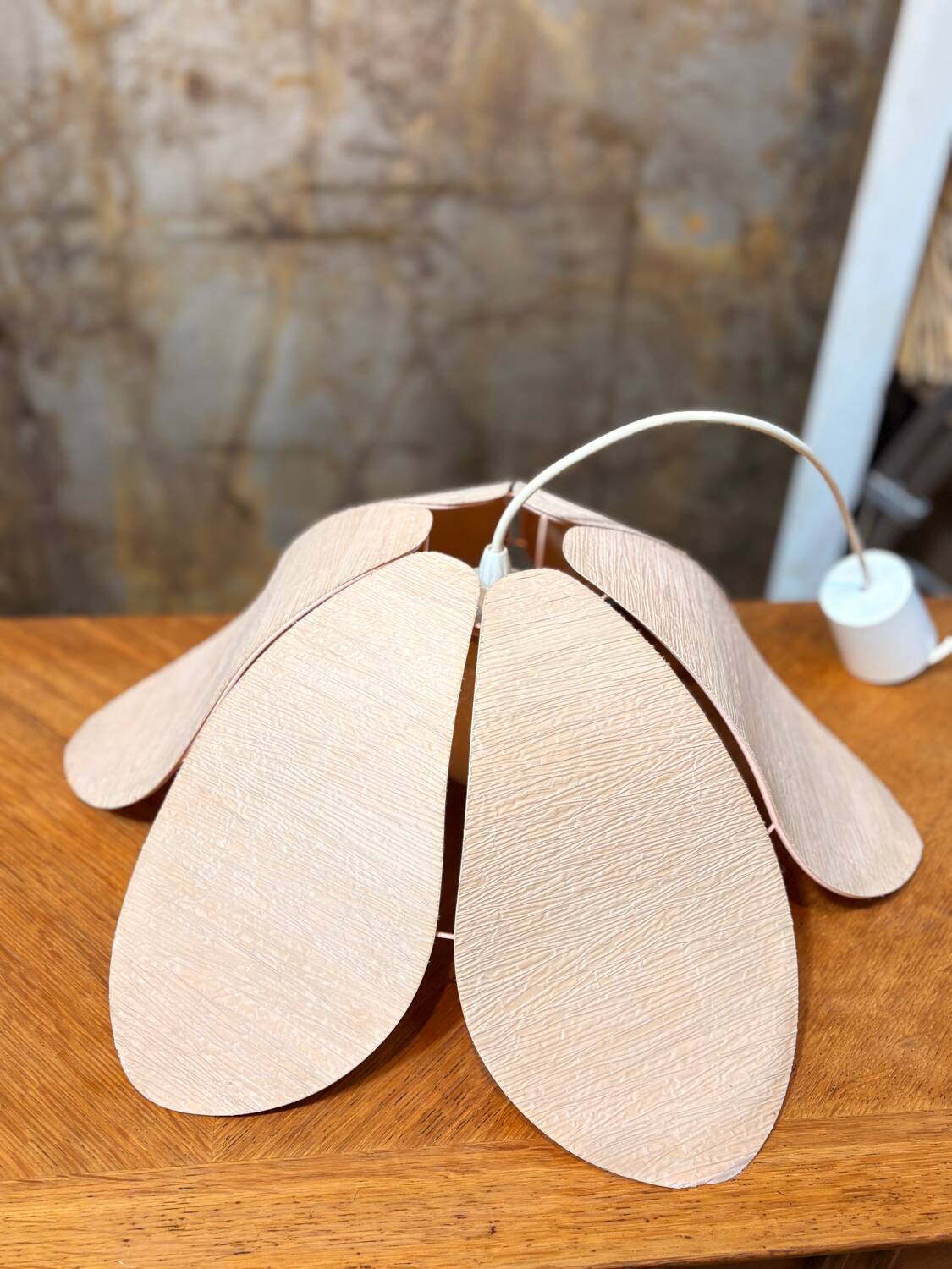 Lustrous petal shape