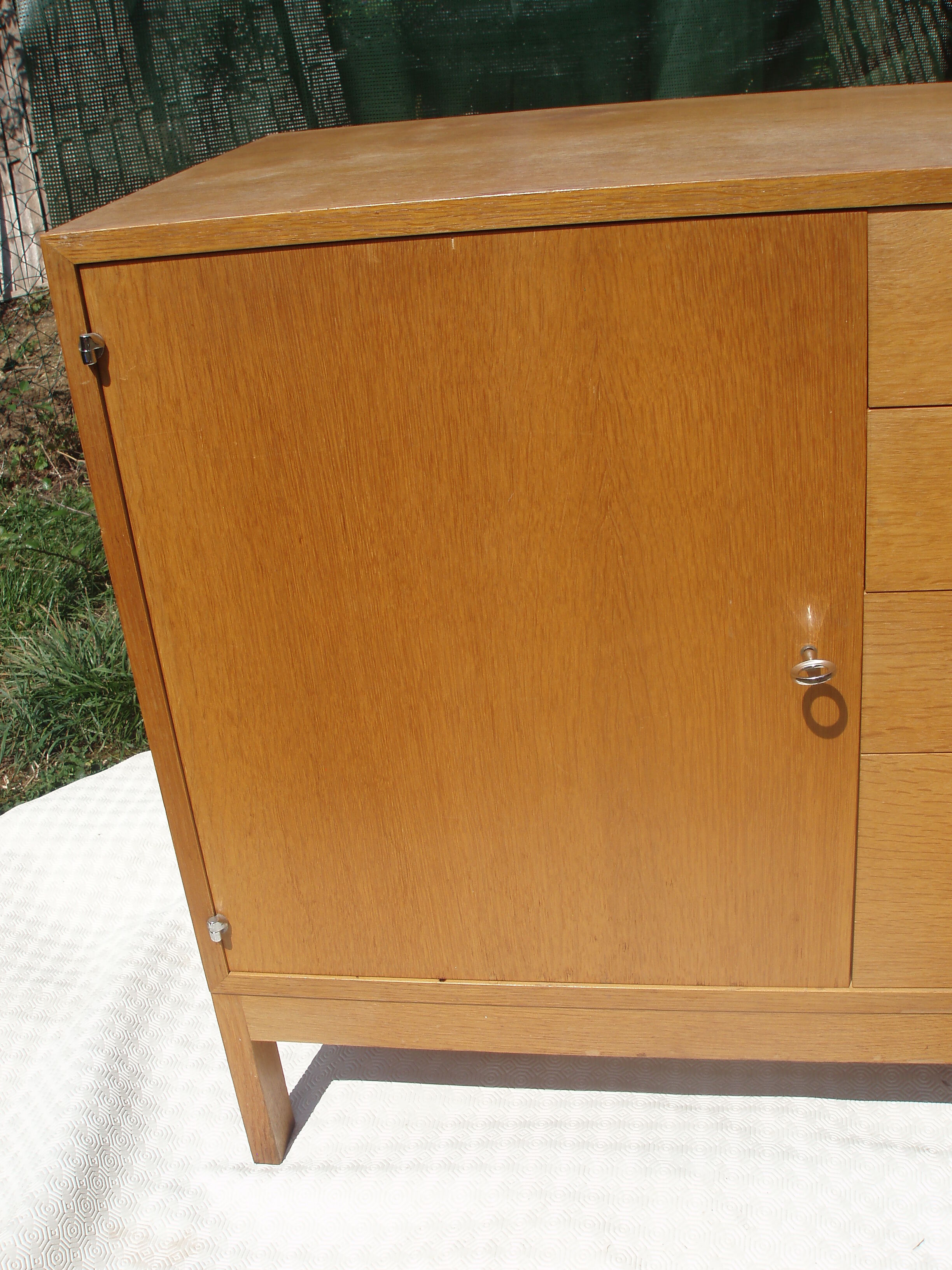 Oak chest of drawers