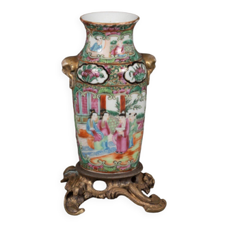 Petit vase de Canton XIXe sur monture en bronze dans le goût Louis XV