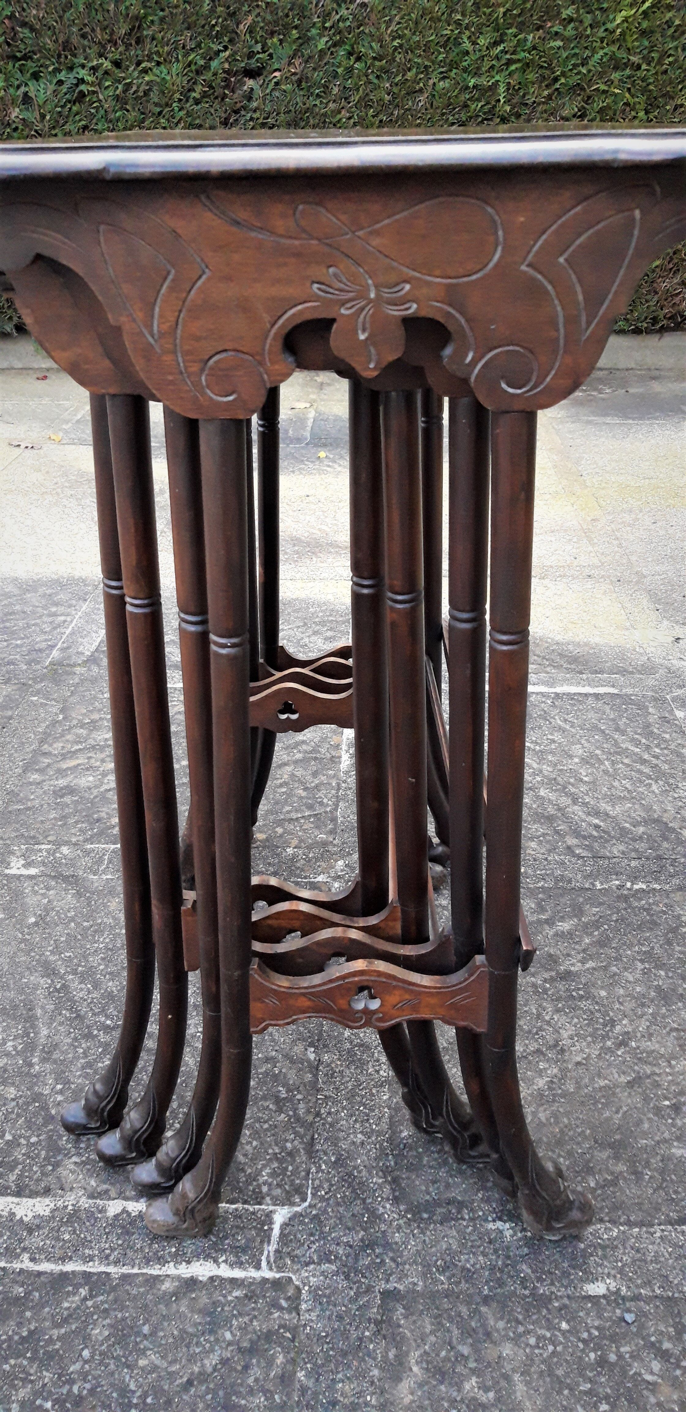 tables gigogne art nouveau floral motifs