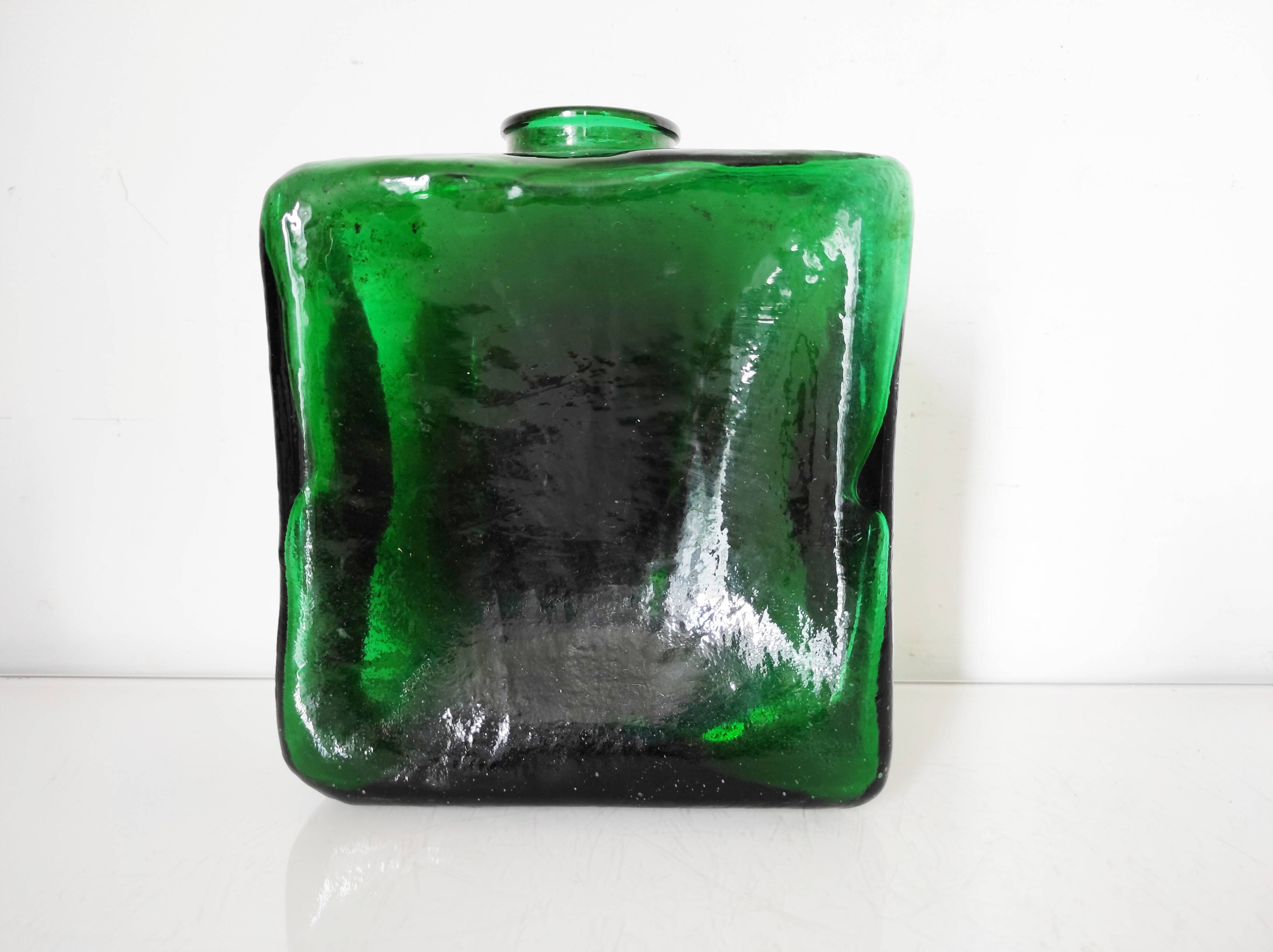 vase carré en verre vert