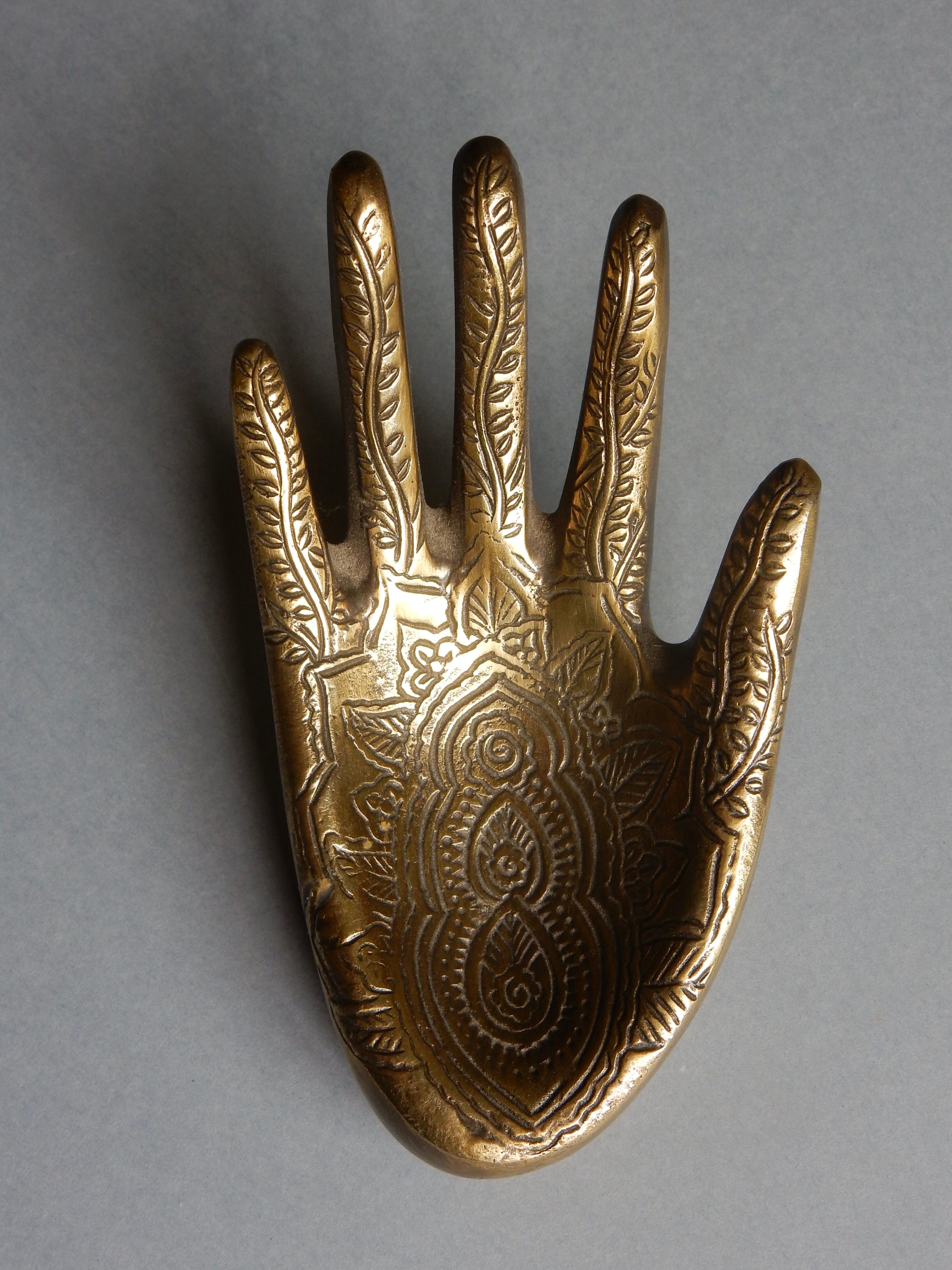 Empty-pocket brass hand