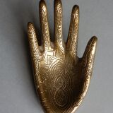Empty-pocket brass hand