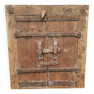 Ancienne fenêtre tribale en bois