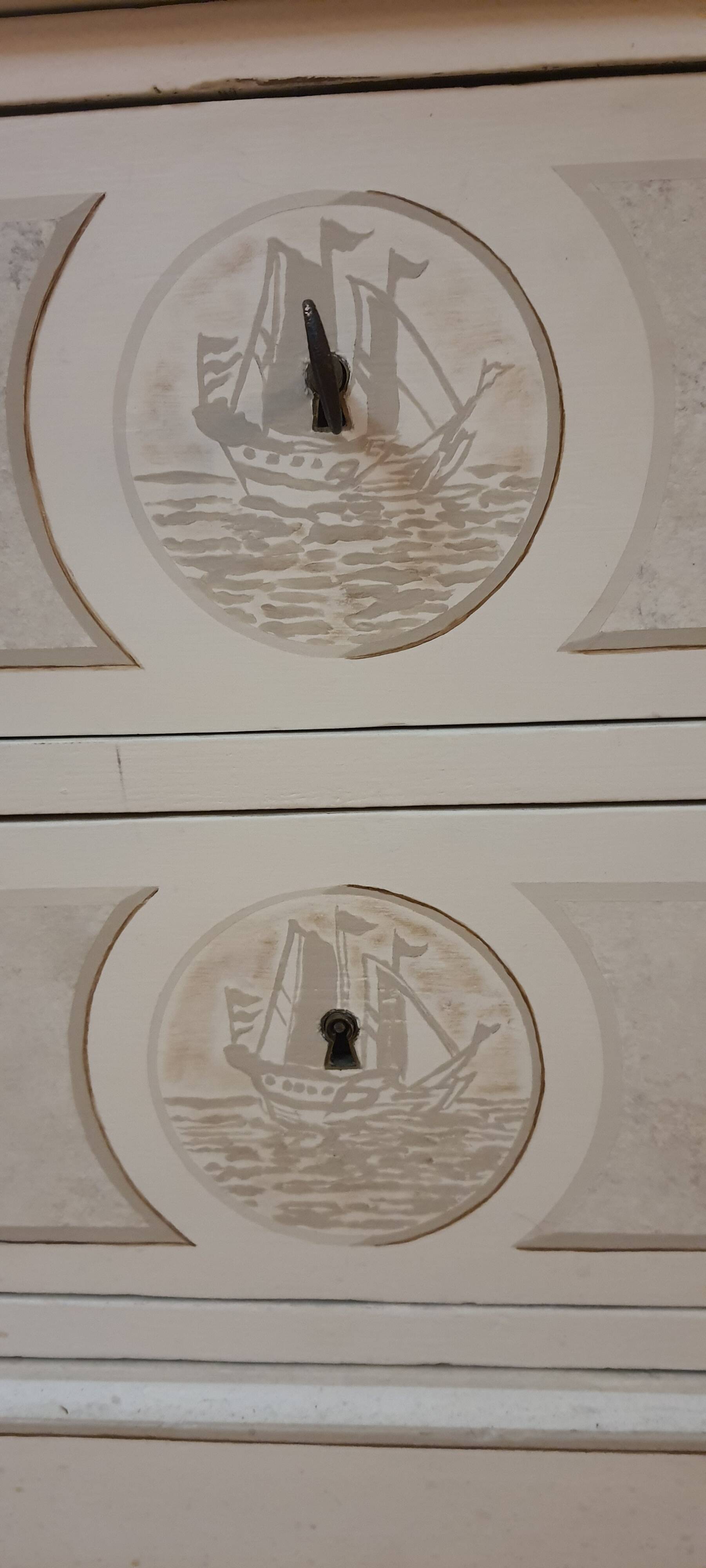 Commode patinée