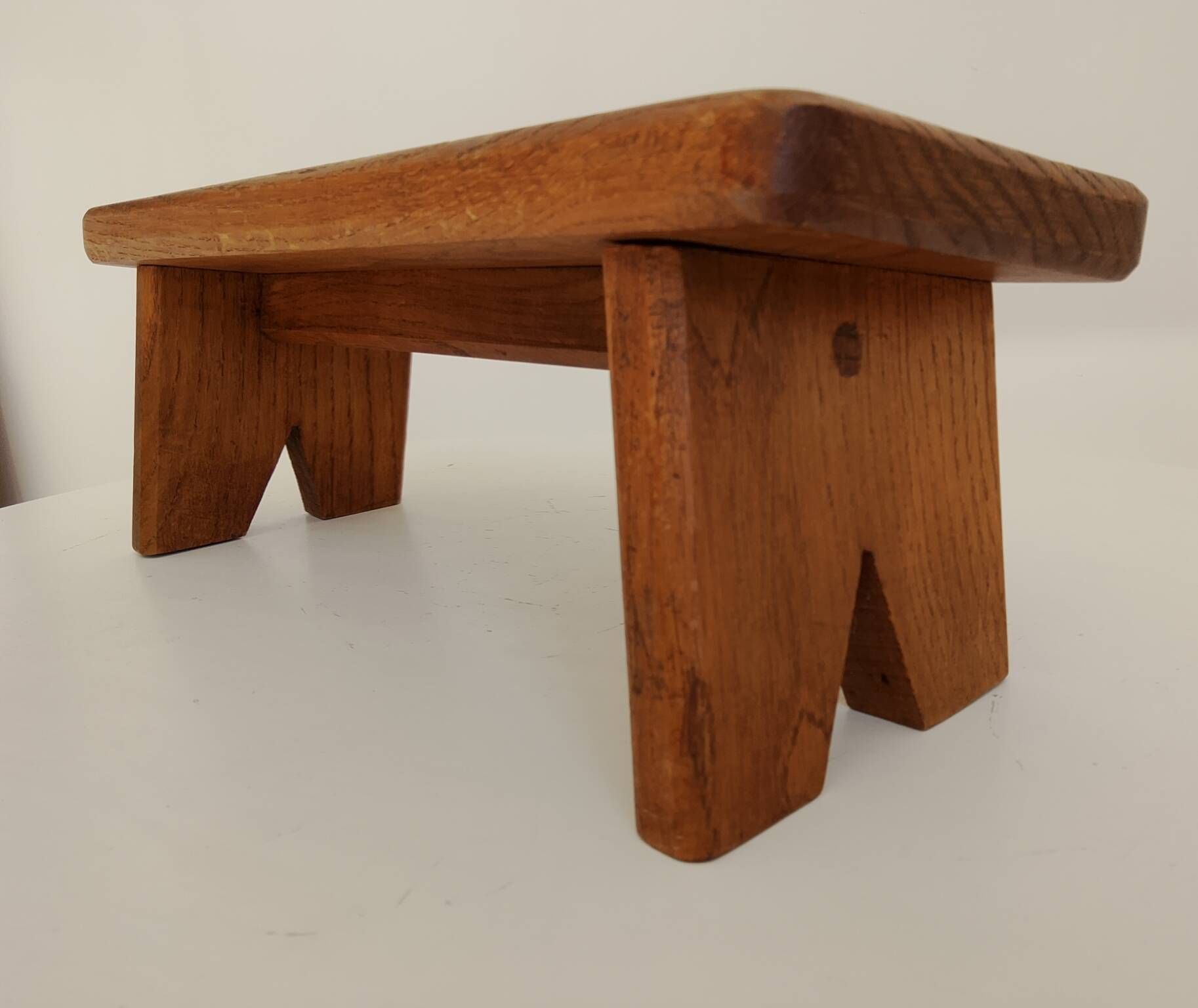 Tabouret petit banc brutaliste années 60 en chêne massif