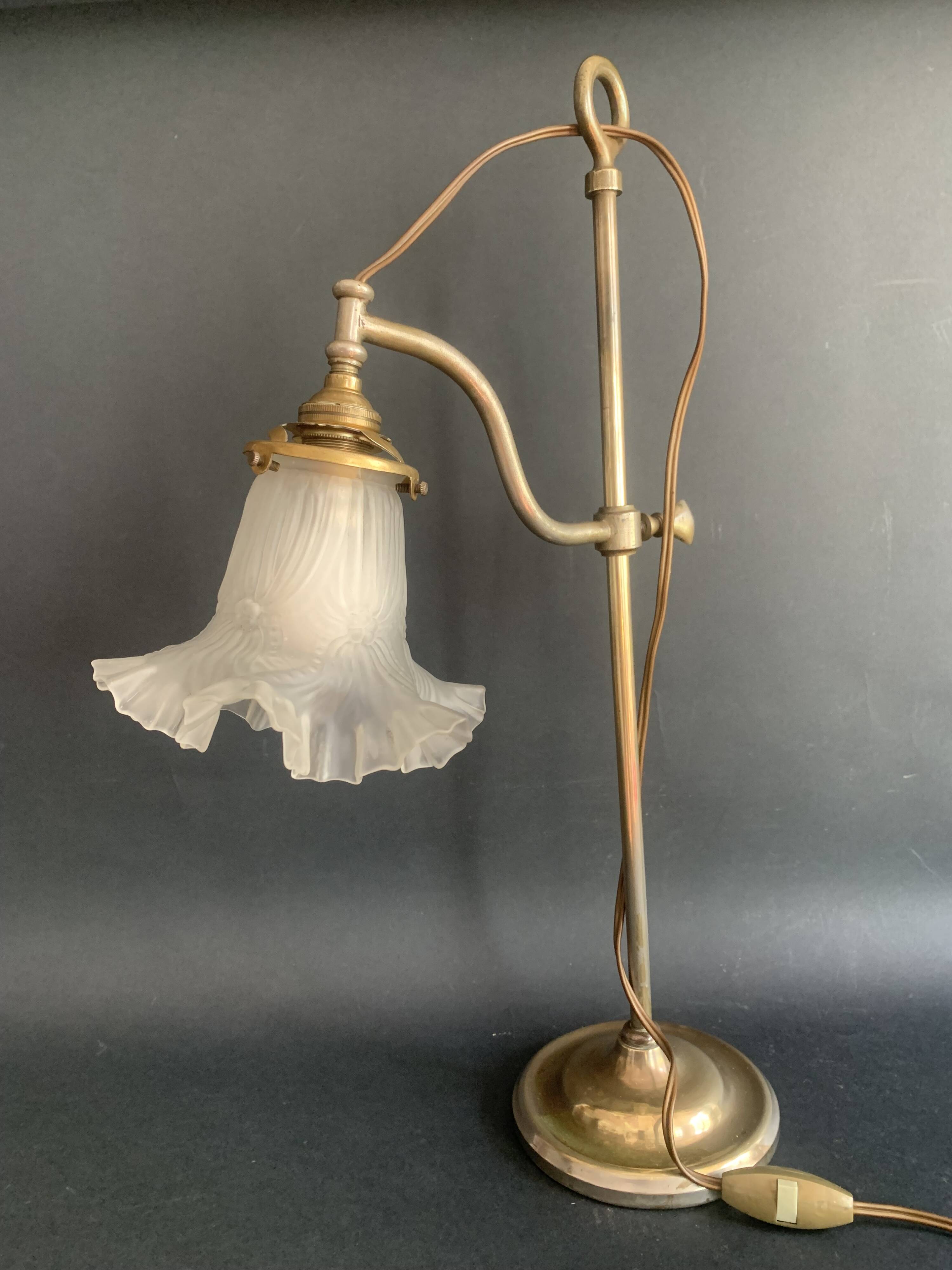 Gooseneck lamp "rise and fall" in brass and glass tulip, 1900