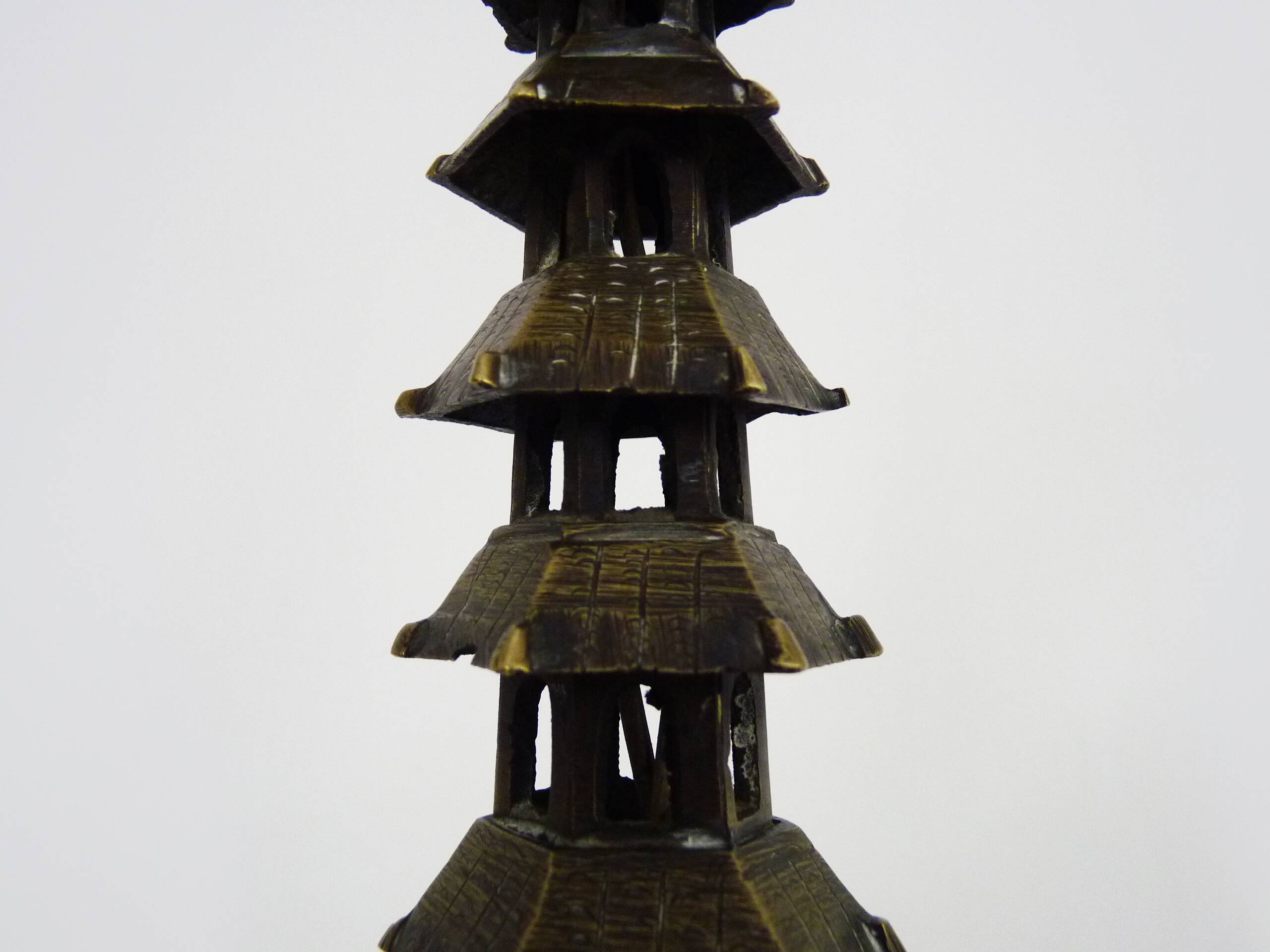 Chinese hexagonal bronze Pagoda table lamp from the 1950s