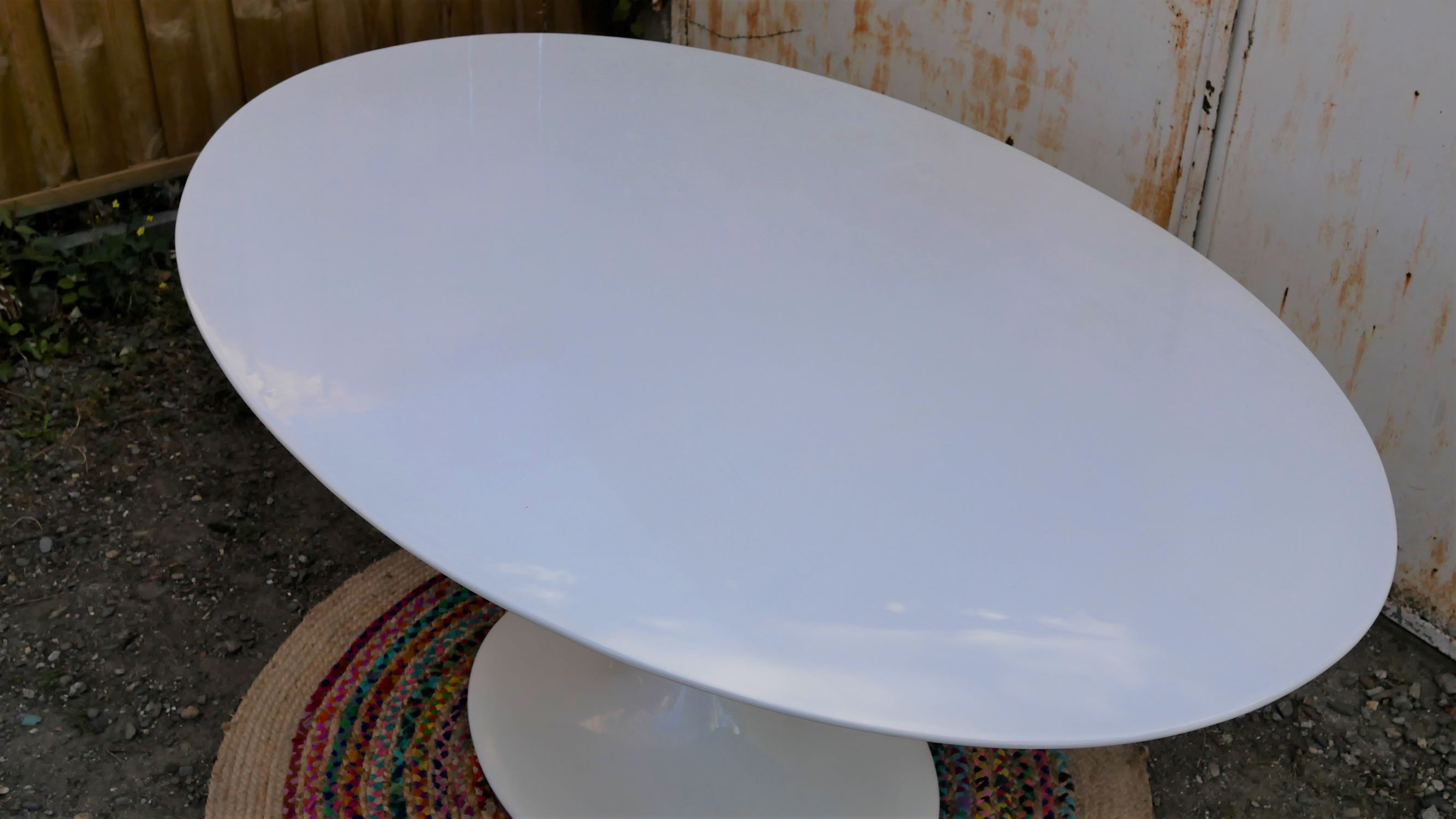 Oval tulip table