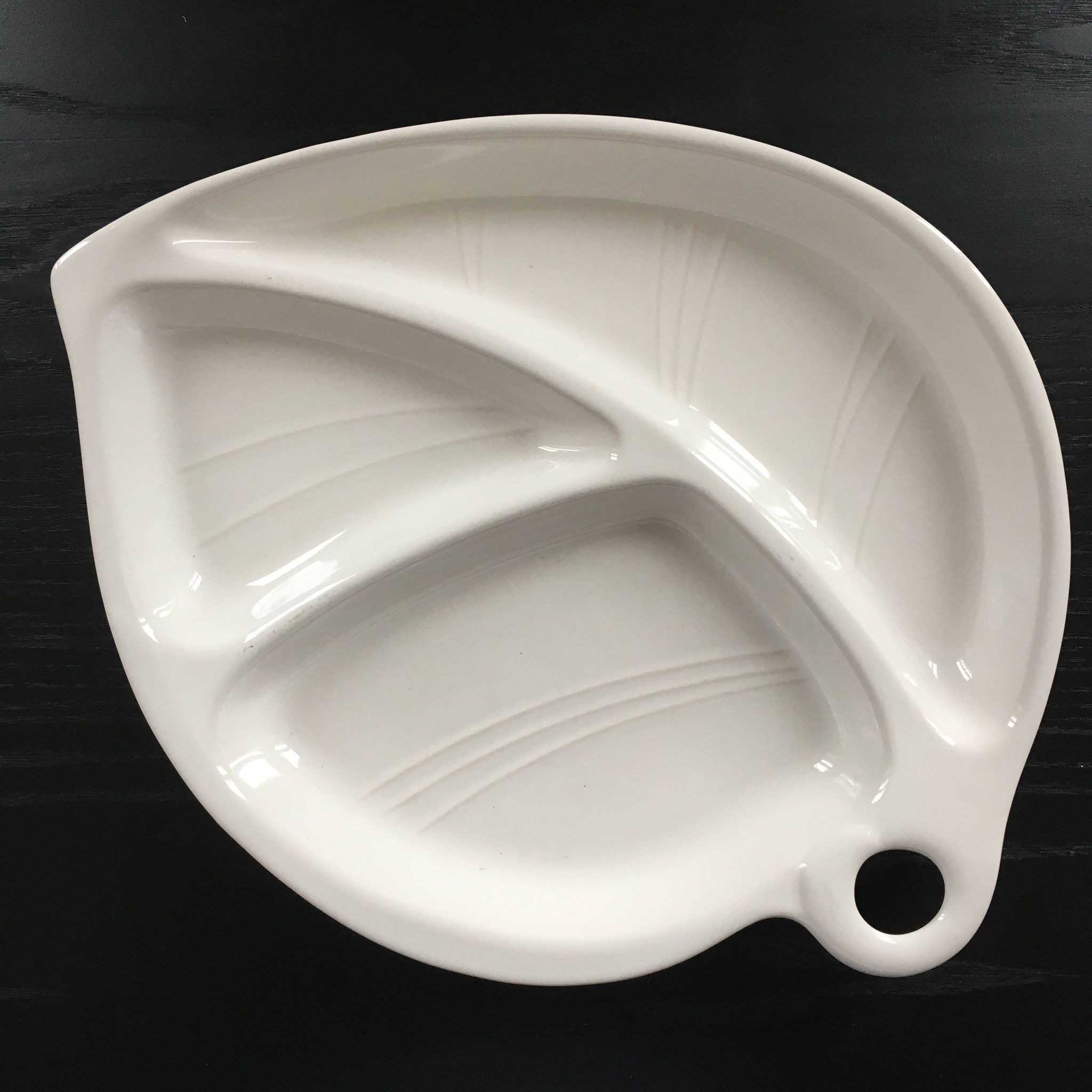 Plat feuille  en faïence blanche