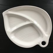 Plat feuille  en faïence blanche