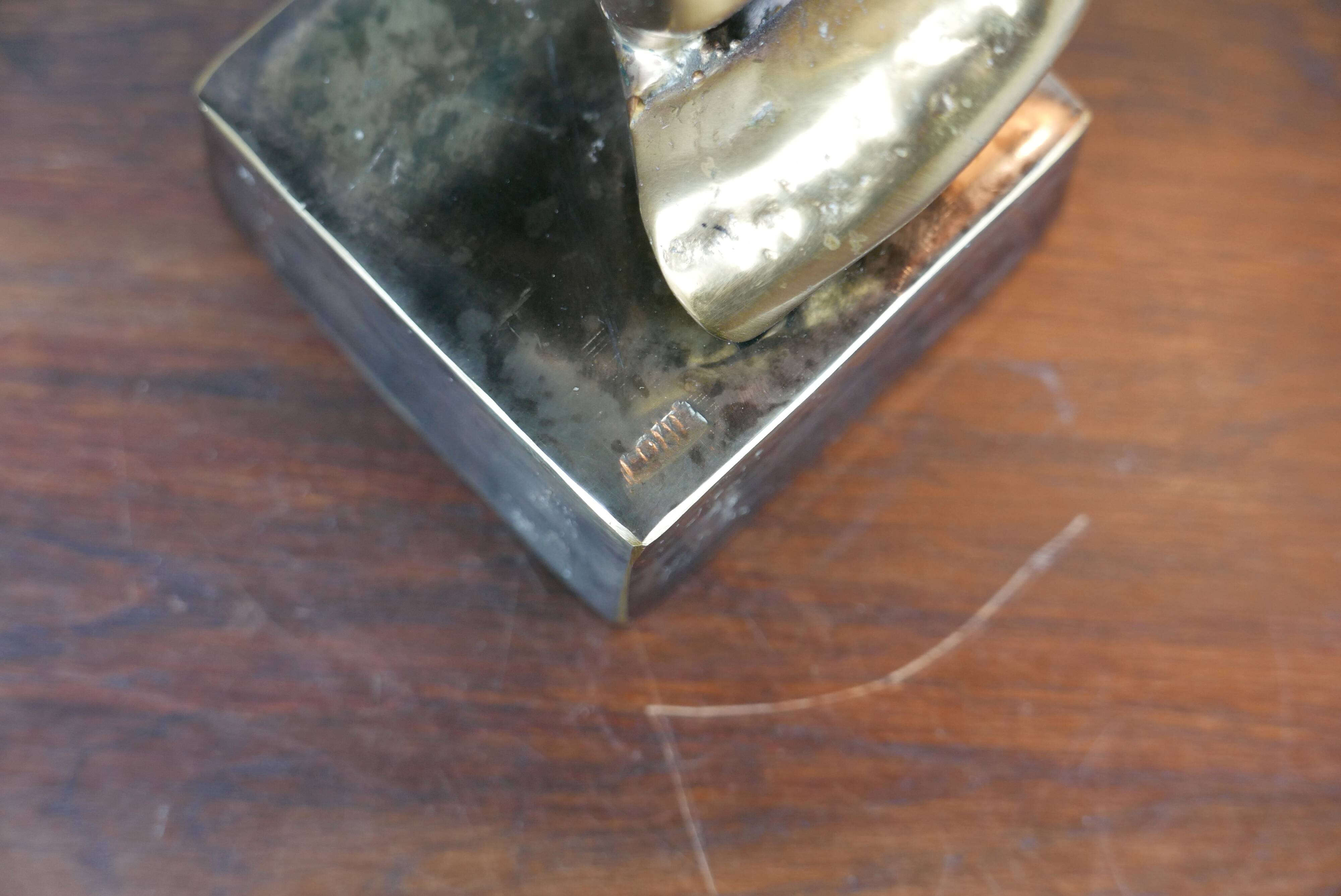 sculpture de mains entrelacées en bronze doré, signée Lohé.