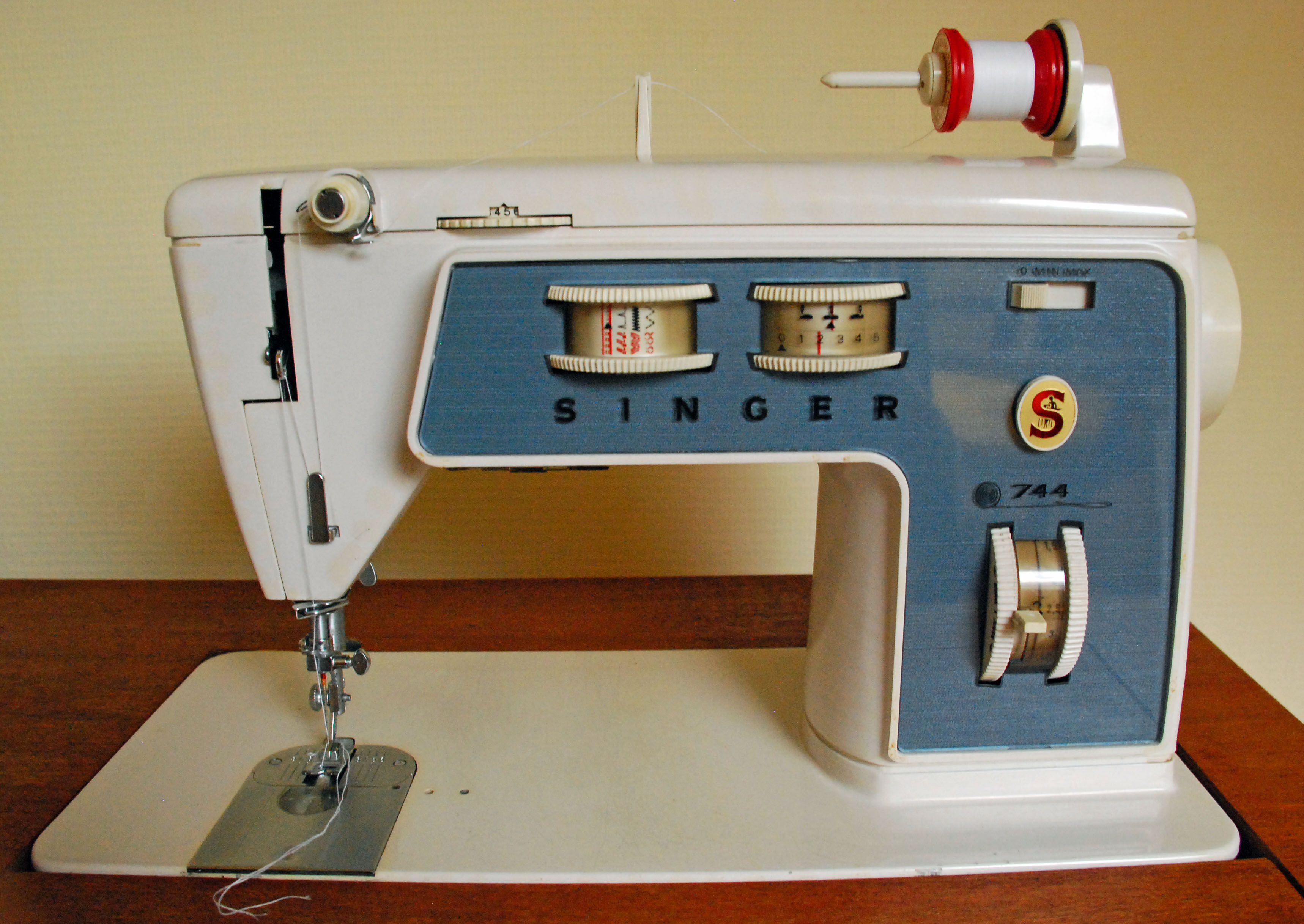 Furniture machine sewing Singer 744