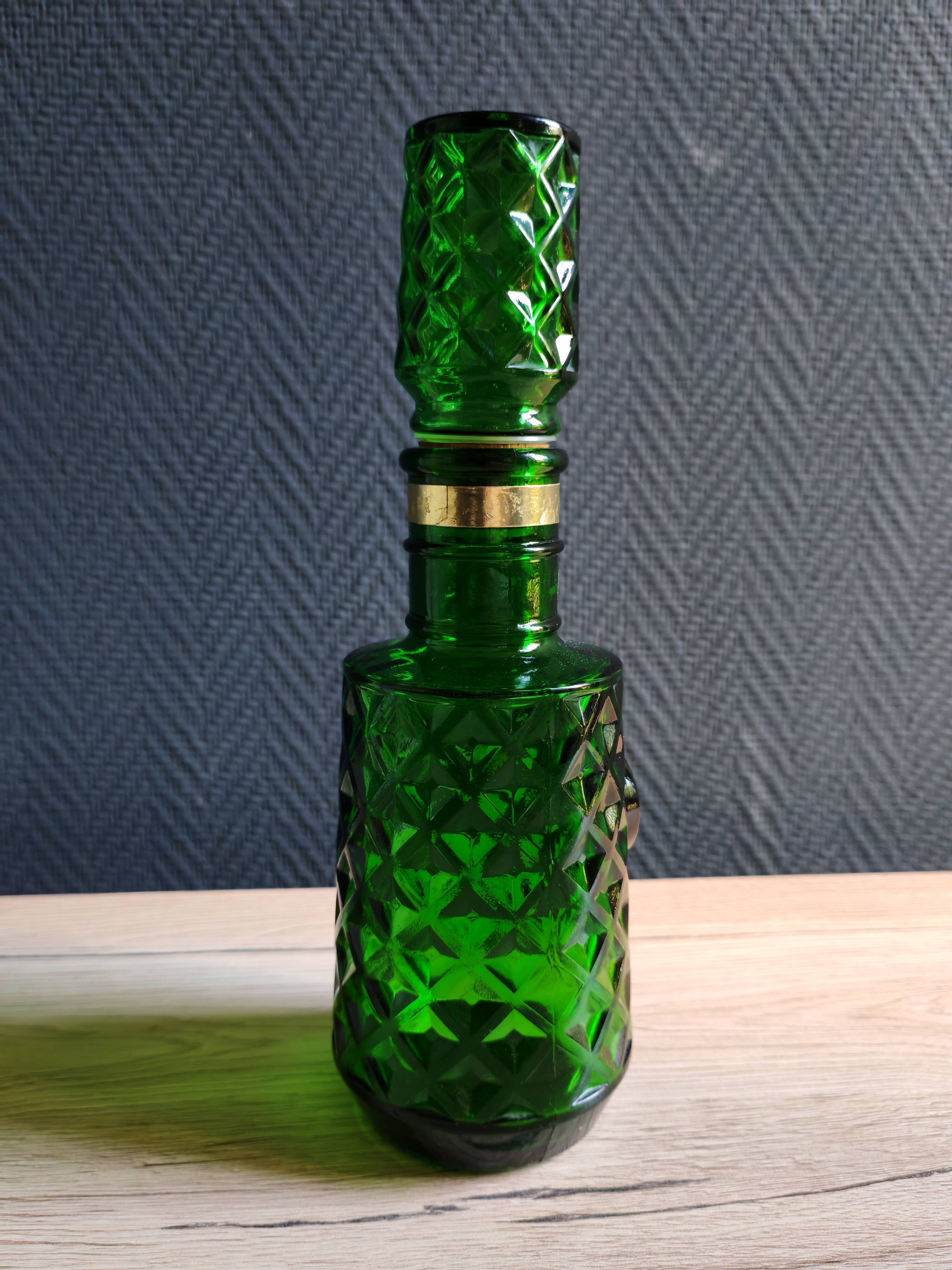 Carafe à whisky vintage en verre vert moulé pointe de diamant